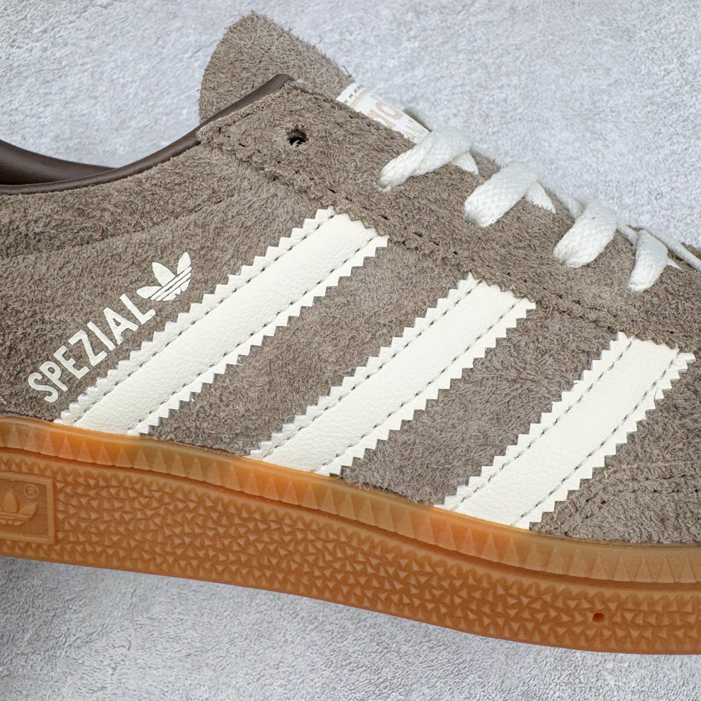 图片[17]-＃S2纯原 AD Originals Handball SPZL 手球运动员系列百搭休闲运动板鞋 IF6490 口碑大厂出品 品控大底版型不断改良更新 原厂皮料 原装过验内外标加持 全套原纸板楦头开发 确保原汁原味 完美呈现桑巴版型 一比一鞋头弧度高度鞋身弧度 数据细节工艺流程均保持一致 这款来自阿迪达斯的这款HANDBALL SPZL前身是一双手球运动鞋 这一次拿来复刻 所以鞋面的主要色彩选用了黑色 鞋面外侧除了Spezial字母之外还有三叶草标志 Handball SPZL作为复古手球训练鞋与作为室内足球鞋的Samba有着异曲同工之处 但是质感更为出众的鞋身以及丰富的配色选择比起Samba来讲可以说是更胜一筹了 尺码：36 36⅔ 37⅓ 38 38⅔ 39⅓ 40 40⅔ 41⅓ 42 42⅔ 43⅓ 44 45-选品中心