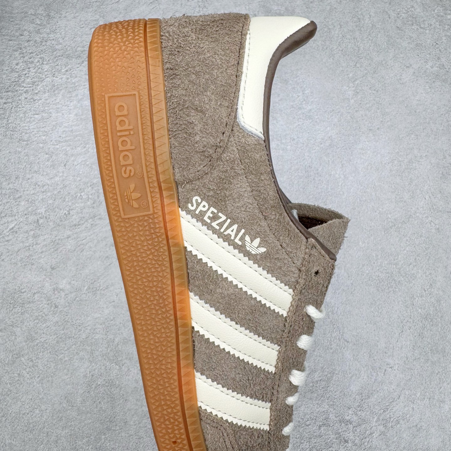 图片[6]-＃S2纯原 AD Originals Handball SPZL 手球运动员系列百搭休闲运动板鞋 IF6490 口碑大厂出品 品控大底版型不断改良更新 原厂皮料 原装过验内外标加持 全套原纸板楦头开发 确保原汁原味 完美呈现桑巴版型 一比一鞋头弧度高度鞋身弧度 数据细节工艺流程均保持一致 这款来自阿迪达斯的这款HANDBALL SPZL前身是一双手球运动鞋 这一次拿来复刻 所以鞋面的主要色彩选用了黑色 鞋面外侧除了Spezial字母之外还有三叶草标志 Handball SPZL作为复古手球训练鞋与作为室内足球鞋的Samba有着异曲同工之处 但是质感更为出众的鞋身以及丰富的配色选择比起Samba来讲可以说是更胜一筹了 尺码：36 36⅔ 37⅓ 38 38⅔ 39⅓ 40 40⅔ 41⅓ 42 42⅔ 43⅓ 44 45-选品中心