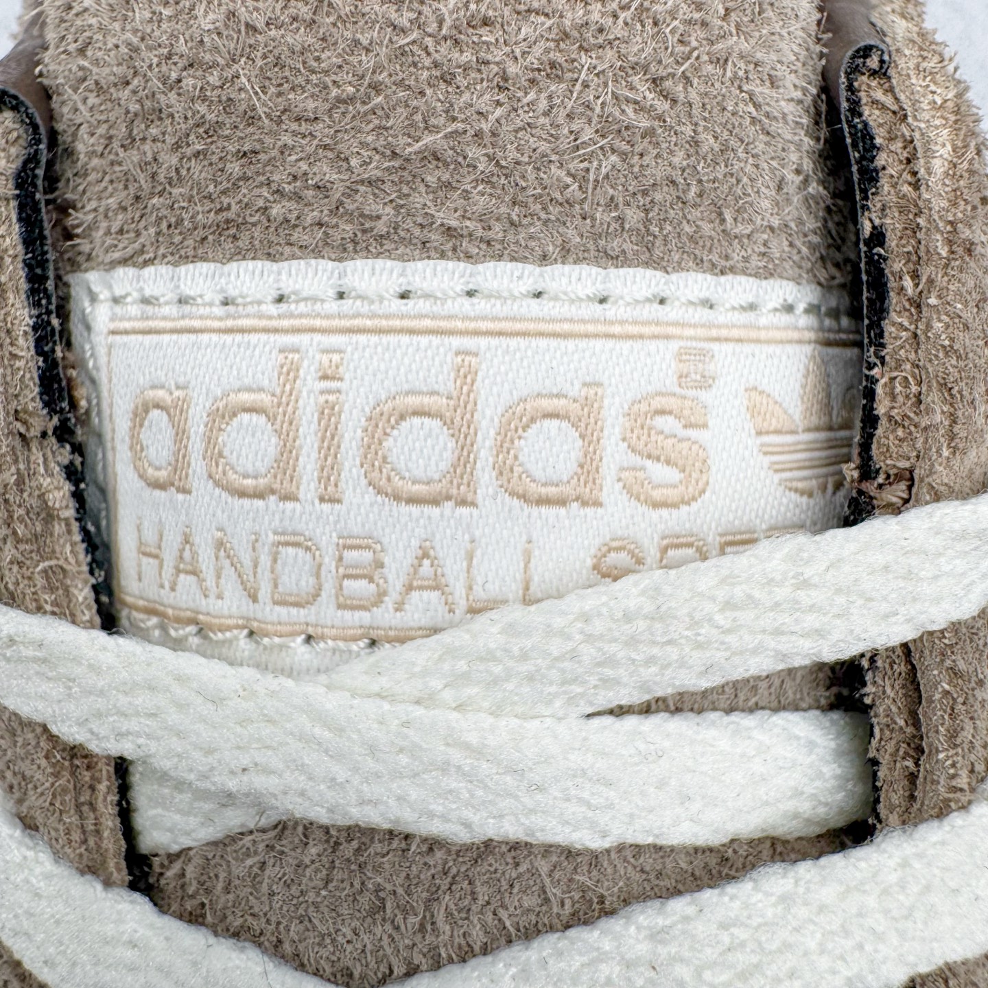 图片[14]-＃S2纯原 AD Originals Handball SPZL 手球运动员系列百搭休闲运动板鞋 IF6490 口碑大厂出品 品控大底版型不断改良更新 原厂皮料 原装过验内外标加持 全套原纸板楦头开发 确保原汁原味 完美呈现桑巴版型 一比一鞋头弧度高度鞋身弧度 数据细节工艺流程均保持一致 这款来自阿迪达斯的这款HANDBALL SPZL前身是一双手球运动鞋 这一次拿来复刻 所以鞋面的主要色彩选用了黑色 鞋面外侧除了Spezial字母之外还有三叶草标志 Handball SPZL作为复古手球训练鞋与作为室内足球鞋的Samba有着异曲同工之处 但是质感更为出众的鞋身以及丰富的配色选择比起Samba来讲可以说是更胜一筹了 尺码：36 36⅔ 37⅓ 38 38⅔ 39⅓ 40 40⅔ 41⅓ 42 42⅔ 43⅓ 44 45-选品中心