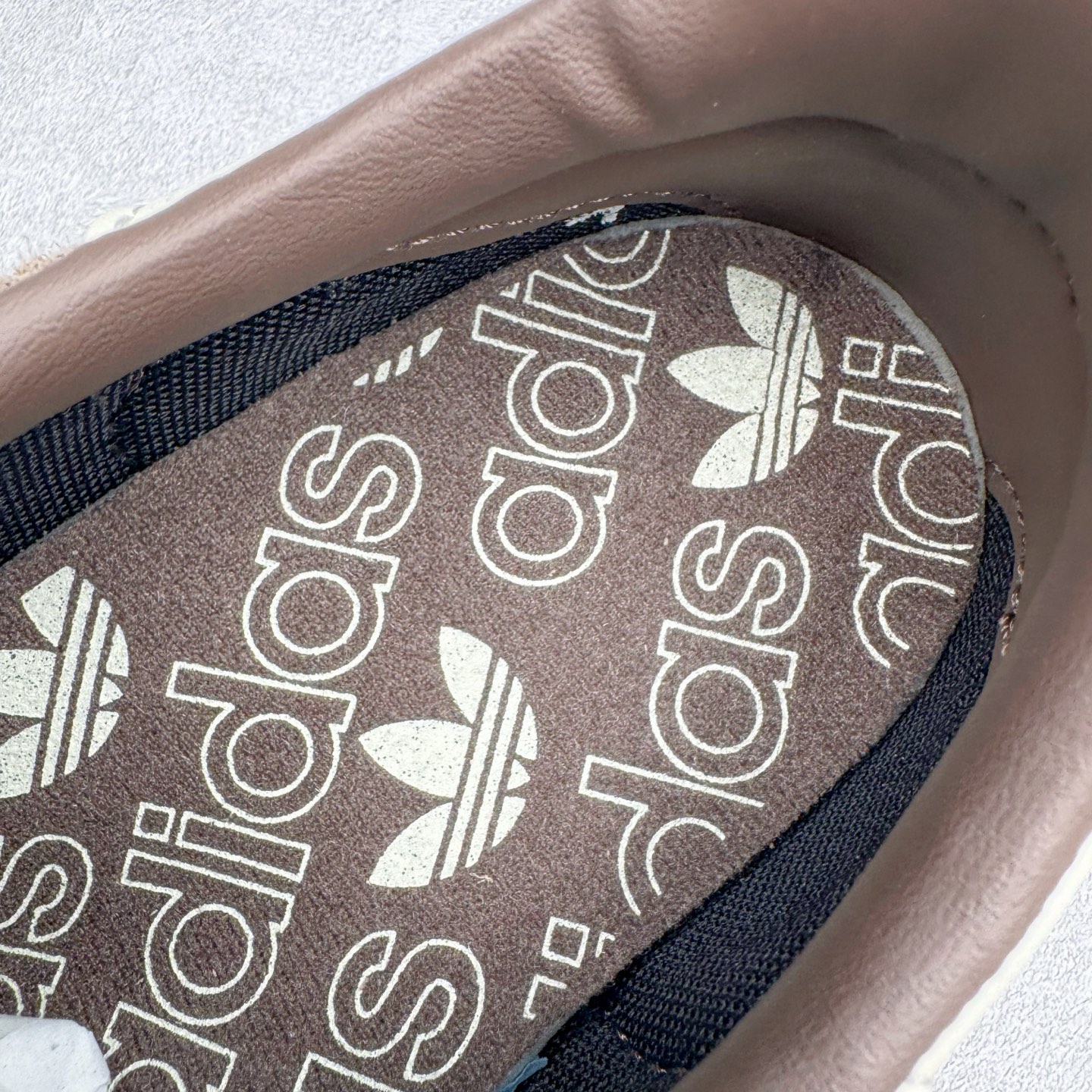 图片[13]-＃S2纯原 AD Originals Handball SPZL 手球运动员系列百搭休闲运动板鞋 IF6490 口碑大厂出品 品控大底版型不断改良更新 原厂皮料 原装过验内外标加持 全套原纸板楦头开发 确保原汁原味 完美呈现桑巴版型 一比一鞋头弧度高度鞋身弧度 数据细节工艺流程均保持一致 这款来自阿迪达斯的这款HANDBALL SPZL前身是一双手球运动鞋 这一次拿来复刻 所以鞋面的主要色彩选用了黑色 鞋面外侧除了Spezial字母之外还有三叶草标志 Handball SPZL作为复古手球训练鞋与作为室内足球鞋的Samba有着异曲同工之处 但是质感更为出众的鞋身以及丰富的配色选择比起Samba来讲可以说是更胜一筹了 尺码：36 36⅔ 37⅓ 38 38⅔ 39⅓ 40 40⅔ 41⅓ 42 42⅔ 43⅓ 44 45-选品中心