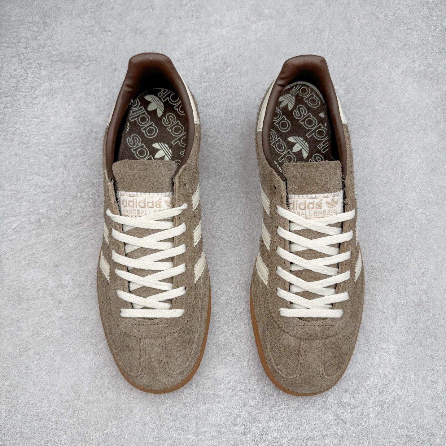 图片[2]-＃S2纯原 AD Originals Handball SPZL 手球运动员系列百搭休闲运动板鞋 IF6490 口碑大厂出品 品控大底版型不断改良更新 原厂皮料 原装过验内外标加持 全套原纸板楦头开发 确保原汁原味 完美呈现桑巴版型 一比一鞋头弧度高度鞋身弧度 数据细节工艺流程均保持一致 这款来自阿迪达斯的这款HANDBALL SPZL前身是一双手球运动鞋 这一次拿来复刻 所以鞋面的主要色彩选用了黑色 鞋面外侧除了Spezial字母之外还有三叶草标志 Handball SPZL作为复古手球训练鞋与作为室内足球鞋的Samba有着异曲同工之处 但是质感更为出众的鞋身以及丰富的配色选择比起Samba来讲可以说是更胜一筹了 尺码：36 36⅔ 37⅓ 38 38⅔ 39⅓ 40 40⅔ 41⅓ 42 42⅔ 43⅓ 44 45-选品中心