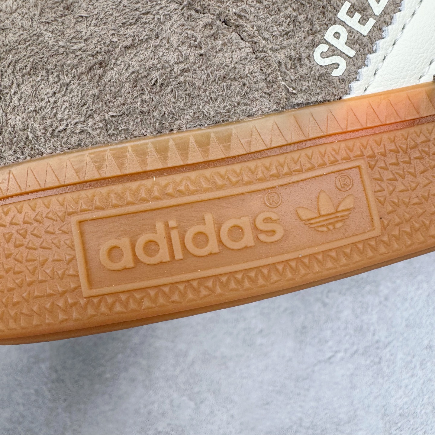 图片[16]-＃S2纯原 AD Originals Handball SPZL 手球运动员系列百搭休闲运动板鞋 IF6490 口碑大厂出品 品控大底版型不断改良更新 原厂皮料 原装过验内外标加持 全套原纸板楦头开发 确保原汁原味 完美呈现桑巴版型 一比一鞋头弧度高度鞋身弧度 数据细节工艺流程均保持一致 这款来自阿迪达斯的这款HANDBALL SPZL前身是一双手球运动鞋 这一次拿来复刻 所以鞋面的主要色彩选用了黑色 鞋面外侧除了Spezial字母之外还有三叶草标志 Handball SPZL作为复古手球训练鞋与作为室内足球鞋的Samba有着异曲同工之处 但是质感更为出众的鞋身以及丰富的配色选择比起Samba来讲可以说是更胜一筹了 尺码：36 36⅔ 37⅓ 38 38⅔ 39⅓ 40 40⅔ 41⅓ 42 42⅔ 43⅓ 44 45-选品中心