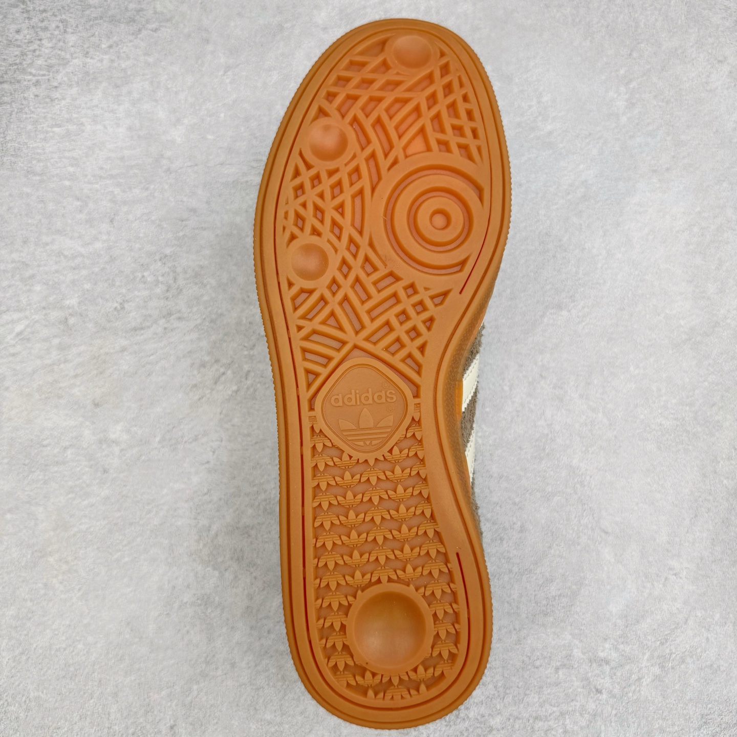 图片[9]-＃S2纯原 AD Originals Handball SPZL 手球运动员系列百搭休闲运动板鞋 IF6490 口碑大厂出品 品控大底版型不断改良更新 原厂皮料 原装过验内外标加持 全套原纸板楦头开发 确保原汁原味 完美呈现桑巴版型 一比一鞋头弧度高度鞋身弧度 数据细节工艺流程均保持一致 这款来自阿迪达斯的这款HANDBALL SPZL前身是一双手球运动鞋 这一次拿来复刻 所以鞋面的主要色彩选用了黑色 鞋面外侧除了Spezial字母之外还有三叶草标志 Handball SPZL作为复古手球训练鞋与作为室内足球鞋的Samba有着异曲同工之处 但是质感更为出众的鞋身以及丰富的配色选择比起Samba来讲可以说是更胜一筹了 尺码：36 36⅔ 37⅓ 38 38⅔ 39⅓ 40 40⅔ 41⅓ 42 42⅔ 43⅓ 44 45-选品中心