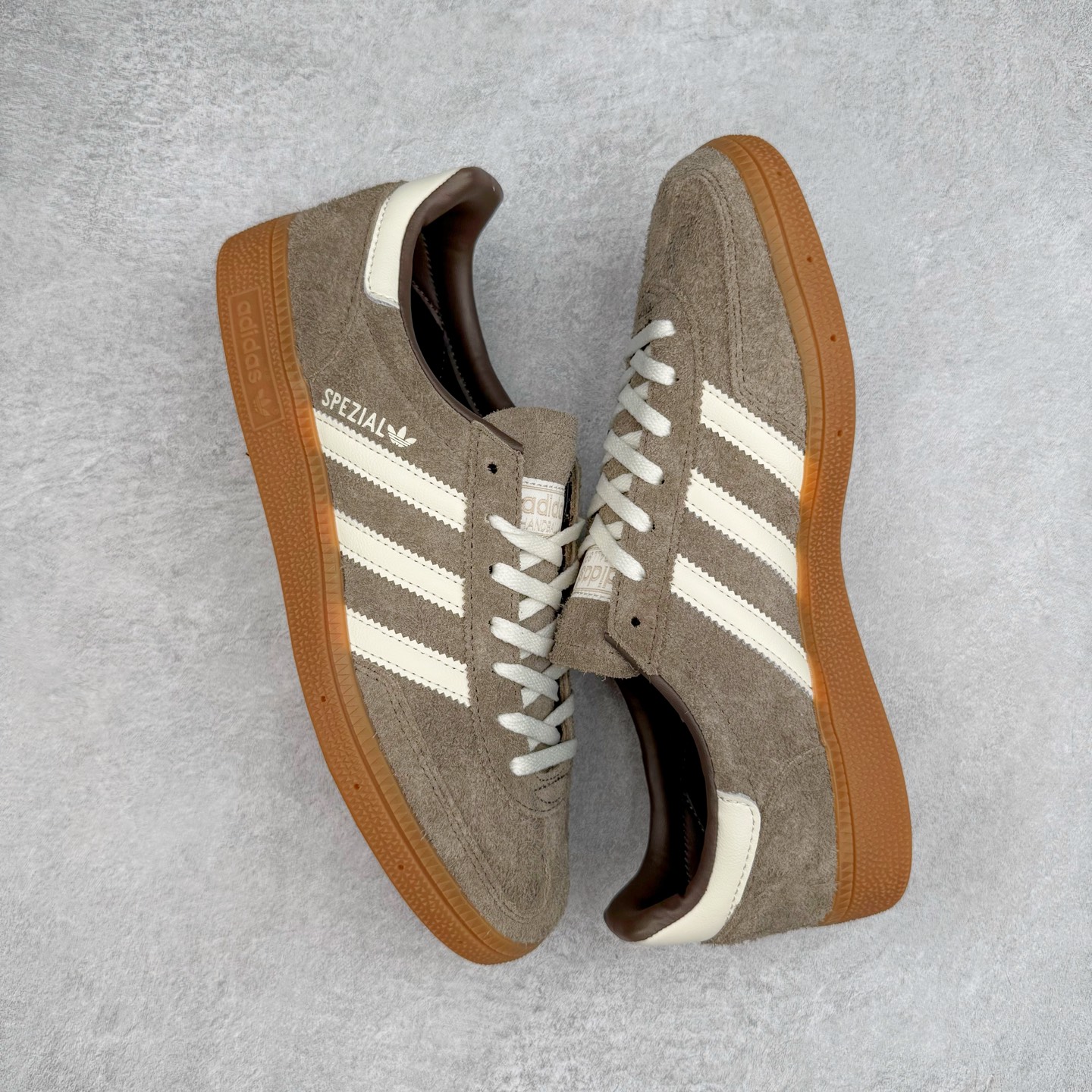 图片[3]-＃S2纯原 AD Originals Handball SPZL 手球运动员系列百搭休闲运动板鞋 IF6490 口碑大厂出品 品控大底版型不断改良更新 原厂皮料 原装过验内外标加持 全套原纸板楦头开发 确保原汁原味 完美呈现桑巴版型 一比一鞋头弧度高度鞋身弧度 数据细节工艺流程均保持一致 这款来自阿迪达斯的这款HANDBALL SPZL前身是一双手球运动鞋 这一次拿来复刻 所以鞋面的主要色彩选用了黑色 鞋面外侧除了Spezial字母之外还有三叶草标志 Handball SPZL作为复古手球训练鞋与作为室内足球鞋的Samba有着异曲同工之处 但是质感更为出众的鞋身以及丰富的配色选择比起Samba来讲可以说是更胜一筹了 尺码：36 36⅔ 37⅓ 38 38⅔ 39⅓ 40 40⅔ 41⅓ 42 42⅔ 43⅓ 44 45-选品中心