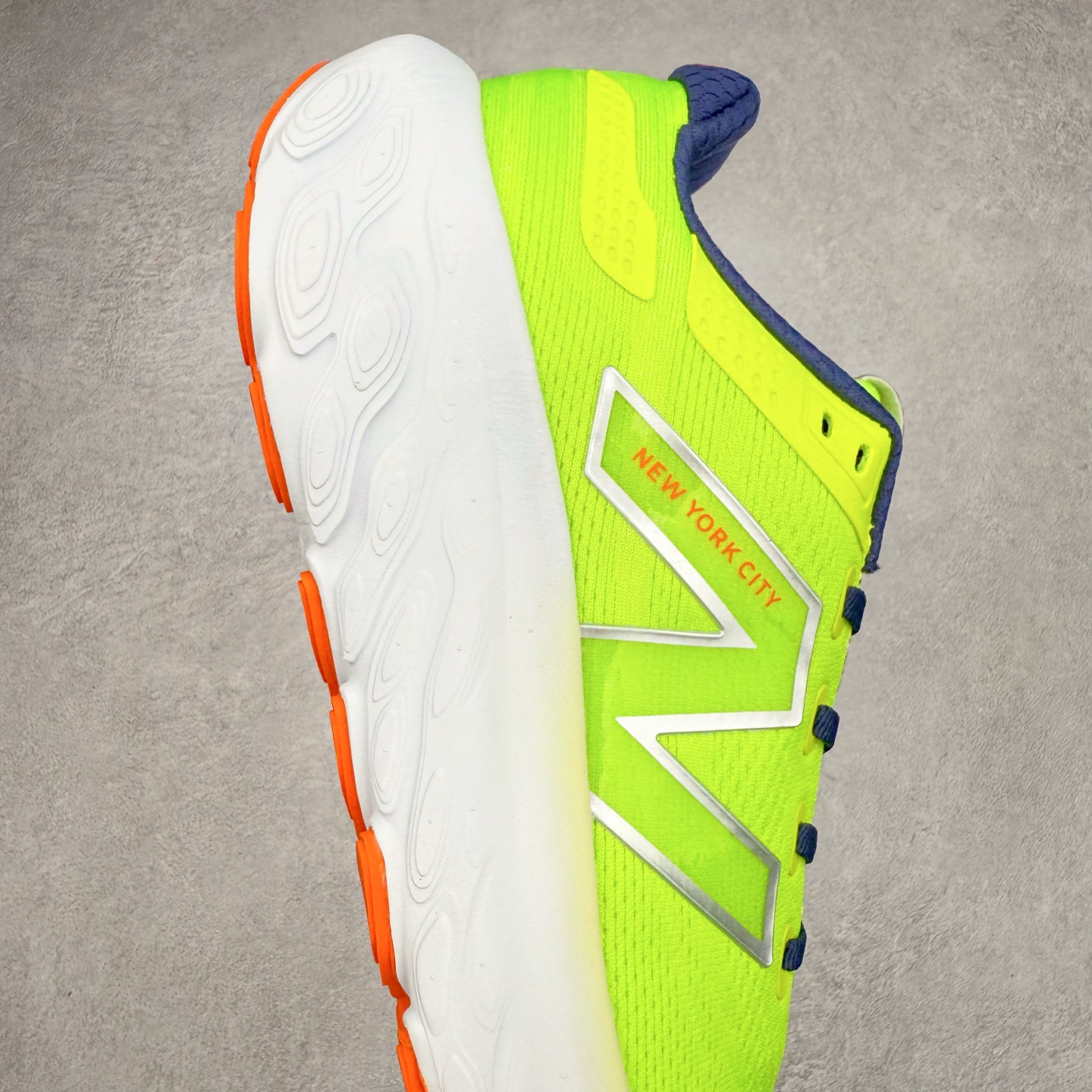 图片[6]-New Balance Fresh Foam X NB1080V13 新百伦系列低帮轻量化厚底健身休闲运动慢跑鞋 近赏｜无论是日常慢跑，还是City Walk，它都可轻松应对提起今年最流行的事情，想必在你所在的城市来一段City Walk，是很多潮男潮女都会做的吧。当时间来到十月，一年中最舒服的时光，无论是慢跑也好，还是City Walk，今天推荐的这双鞋，都可以轻松应对。那就是可以带给你久违的松弛感、治愈你柔软的需要的New Balance Fresh Foam X1080v13。作为New Balance经典跑鞋系列，1080系列可以说凝聚了品牌历来前沿科技与制造匠心。今年的v13版本可谓再度革新。在舒适体验、运动性能以及造型风格三个维度上做到了有机交融。舒适体验一直是1080跑鞋系列带给我们最大的直观感受，加上本就带有严肃跑鞋基因，在今年全新材料配方的Fresh FoamX中底泡棉上则有了不一样的缓震性能，重新定义“踩屎感”。可再生柔软针织鞋面使用可追溯的Repreve再生鞋面材料，柔软透气的鞋面提供绵密的贴合与包裹感，轻量分区橡胶大底分区外底橡胶采用新材料，改进纹路设计，增加前掌外底硬度，提升滚动反馈和传动效率。尺码：36 36.5 37 37.5 38 38.5 39.5 40 40.5 41.5 42 42.5 43 44 45-选品中心