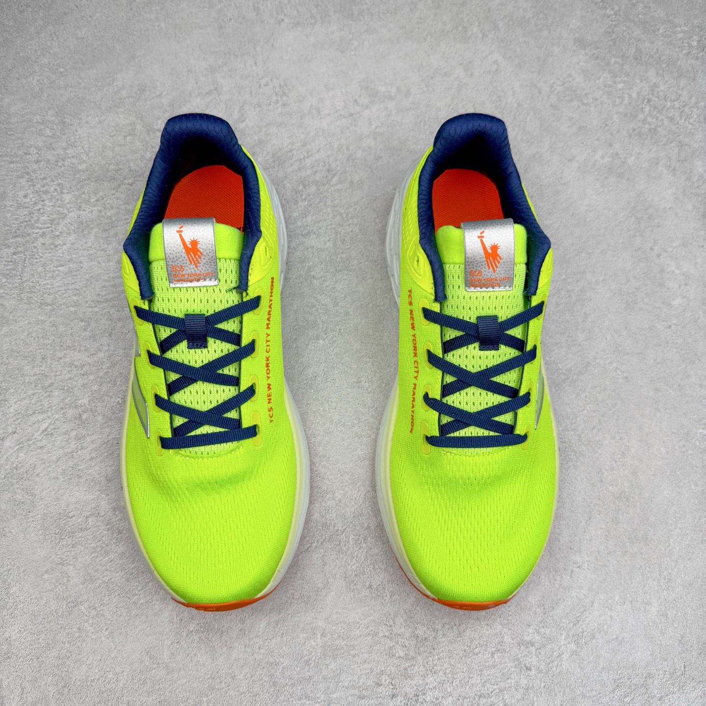 图片[2]-New Balance Fresh Foam X NB1080V13 新百伦系列低帮轻量化厚底健身休闲运动慢跑鞋 近赏｜无论是日常慢跑，还是City Walk，它都可轻松应对提起今年最流行的事情，想必在你所在的城市来一段City Walk，是很多潮男潮女都会做的吧。当时间来到十月，一年中最舒服的时光，无论是慢跑也好，还是City Walk，今天推荐的这双鞋，都可以轻松应对。那就是可以带给你久违的松弛感、治愈你柔软的需要的New Balance Fresh Foam X1080v13。作为New Balance经典跑鞋系列，1080系列可以说凝聚了品牌历来前沿科技与制造匠心。今年的v13版本可谓再度革新。在舒适体验、运动性能以及造型风格三个维度上做到了有机交融。舒适体验一直是1080跑鞋系列带给我们最大的直观感受，加上本就带有严肃跑鞋基因，在今年全新材料配方的Fresh FoamX中底泡棉上则有了不一样的缓震性能，重新定义“踩屎感”。可再生柔软针织鞋面使用可追溯的Repreve再生鞋面材料，柔软透气的鞋面提供绵密的贴合与包裹感，轻量分区橡胶大底分区外底橡胶采用新材料，改进纹路设计，增加前掌外底硬度，提升滚动反馈和传动效率。尺码：36 36.5 37 37.5 38 38.5 39.5 40 40.5 41.5 42 42.5 43 44 45-选品中心