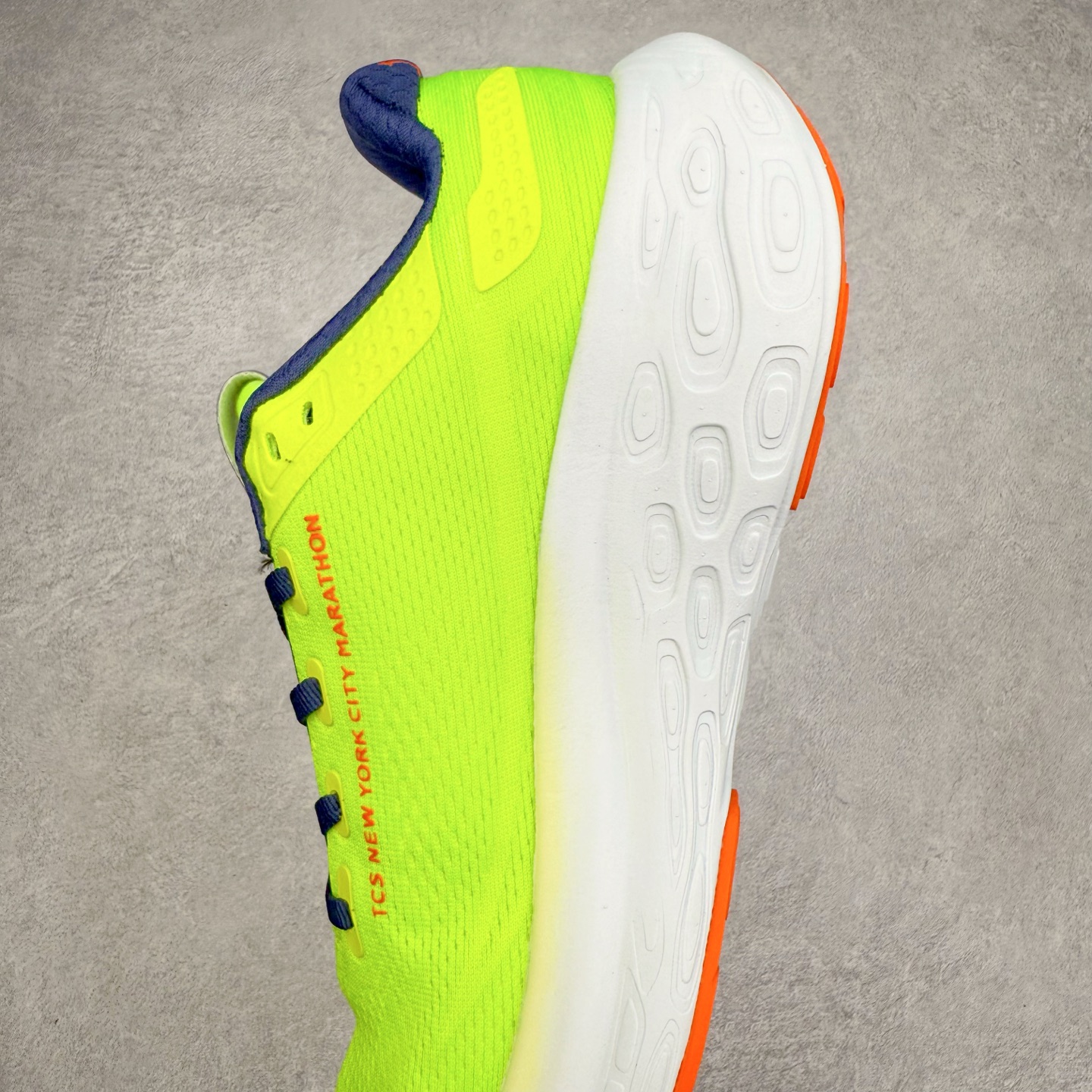 图片[7]-New Balance Fresh Foam X NB1080V13 新百伦系列低帮轻量化厚底健身休闲运动慢跑鞋 近赏｜无论是日常慢跑，还是City Walk，它都可轻松应对提起今年最流行的事情，想必在你所在的城市来一段City Walk，是很多潮男潮女都会做的吧。当时间来到十月，一年中最舒服的时光，无论是慢跑也好，还是City Walk，今天推荐的这双鞋，都可以轻松应对。那就是可以带给你久违的松弛感、治愈你柔软的需要的New Balance Fresh Foam X1080v13。作为New Balance经典跑鞋系列，1080系列可以说凝聚了品牌历来前沿科技与制造匠心。今年的v13版本可谓再度革新。在舒适体验、运动性能以及造型风格三个维度上做到了有机交融。舒适体验一直是1080跑鞋系列带给我们最大的直观感受，加上本就带有严肃跑鞋基因，在今年全新材料配方的Fresh FoamX中底泡棉上则有了不一样的缓震性能，重新定义“踩屎感”。可再生柔软针织鞋面使用可追溯的Repreve再生鞋面材料，柔软透气的鞋面提供绵密的贴合与包裹感，轻量分区橡胶大底分区外底橡胶采用新材料，改进纹路设计，增加前掌外底硬度，提升滚动反馈和传动效率。尺码：36 36.5 37 37.5 38 38.5 39.5 40 40.5 41.5 42 42.5 43 44 45-选品中心