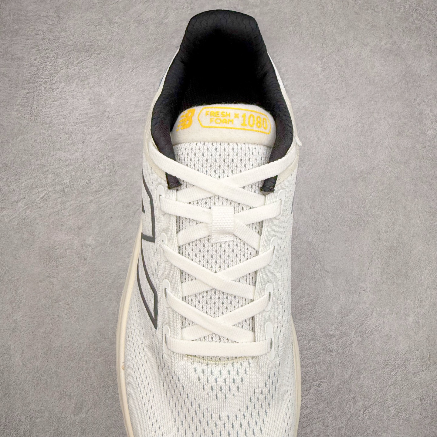 图片[5]-New Balance Fresh Foam X NB1080V13 新百伦系列低帮轻量化厚底健身休闲运动慢跑鞋 近赏｜无论是日常慢跑，还是City Walk，它都可轻松应对提起今年最流行的事情，想必在你所在的城市来一段City Walk，是很多潮男潮女都会做的吧。当时间来到十月，一年中最舒服的时光，无论是慢跑也好，还是City Walk，今天推荐的这双鞋，都可以轻松应对。那就是可以带给你久违的松弛感、治愈你柔软的需要的New Balance Fresh Foam X1080v13。作为New Balance经典跑鞋系列，1080系列可以说凝聚了品牌历来前沿科技与制造匠心。今年的v13版本可谓再度革新。在舒适体验、运动性能以及造型风格三个维度上做到了有机交融。舒适体验一直是1080跑鞋系列带给我们最大的直观感受，加上本就带有严肃跑鞋基因，在今年全新材料配方的Fresh FoamX中底泡棉上则有了不一样的缓震性能，重新定义“踩屎感”。可再生柔软针织鞋面使用可追溯的Repreve再生鞋面材料，柔软透气的鞋面提供绵密的贴合与包裹感，轻量分区橡胶大底分区外底橡胶采用新材料，改进纹路设计，增加前掌外底硬度，提升滚动反馈和传动效率。尺码：36 36.5 37 37.5 38 38.5 39.5 40 40.5 41.5 42 42.5 43 44 45-选品中心