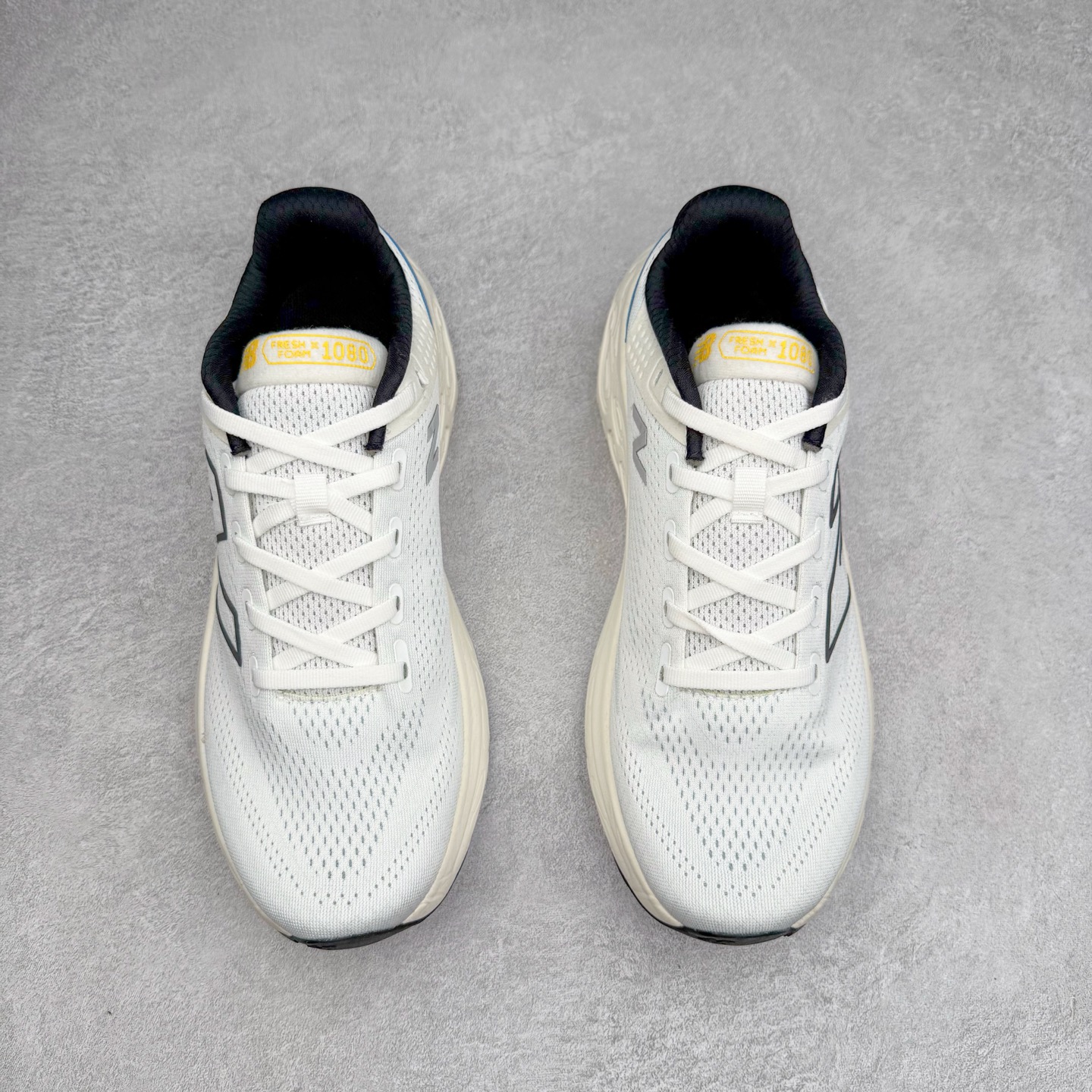 图片[2]-New Balance Fresh Foam X NB1080V13 新百伦系列低帮轻量化厚底健身休闲运动慢跑鞋 近赏｜无论是日常慢跑，还是City Walk，它都可轻松应对提起今年最流行的事情，想必在你所在的城市来一段City Walk，是很多潮男潮女都会做的吧。当时间来到十月，一年中最舒服的时光，无论是慢跑也好，还是City Walk，今天推荐的这双鞋，都可以轻松应对。那就是可以带给你久违的松弛感、治愈你柔软的需要的New Balance Fresh Foam X1080v13。作为New Balance经典跑鞋系列，1080系列可以说凝聚了品牌历来前沿科技与制造匠心。今年的v13版本可谓再度革新。在舒适体验、运动性能以及造型风格三个维度上做到了有机交融。舒适体验一直是1080跑鞋系列带给我们最大的直观感受，加上本就带有严肃跑鞋基因，在今年全新材料配方的Fresh FoamX中底泡棉上则有了不一样的缓震性能，重新定义“踩屎感”。可再生柔软针织鞋面使用可追溯的Repreve再生鞋面材料，柔软透气的鞋面提供绵密的贴合与包裹感，轻量分区橡胶大底分区外底橡胶采用新材料，改进纹路设计，增加前掌外底硬度，提升滚动反馈和传动效率。尺码：36 36.5 37 37.5 38 38.5 39.5 40 40.5 41.5 42 42.5 43 44 45-选品中心