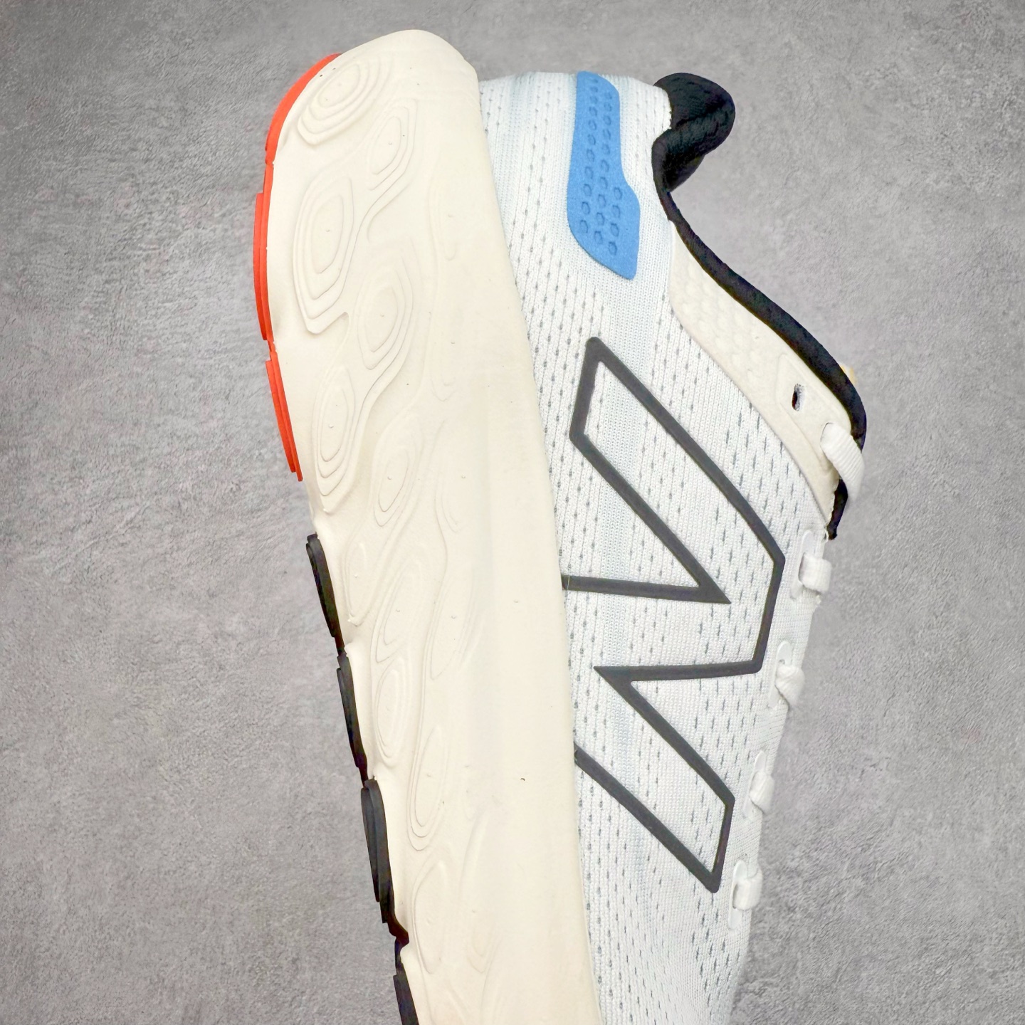 图片[6]-New Balance Fresh Foam X NB1080V13 新百伦系列低帮轻量化厚底健身休闲运动慢跑鞋 近赏｜无论是日常慢跑，还是City Walk，它都可轻松应对提起今年最流行的事情，想必在你所在的城市来一段City Walk，是很多潮男潮女都会做的吧。当时间来到十月，一年中最舒服的时光，无论是慢跑也好，还是City Walk，今天推荐的这双鞋，都可以轻松应对。那就是可以带给你久违的松弛感、治愈你柔软的需要的New Balance Fresh Foam X1080v13。作为New Balance经典跑鞋系列，1080系列可以说凝聚了品牌历来前沿科技与制造匠心。今年的v13版本可谓再度革新。在舒适体验、运动性能以及造型风格三个维度上做到了有机交融。舒适体验一直是1080跑鞋系列带给我们最大的直观感受，加上本就带有严肃跑鞋基因，在今年全新材料配方的Fresh FoamX中底泡棉上则有了不一样的缓震性能，重新定义“踩屎感”。可再生柔软针织鞋面使用可追溯的Repreve再生鞋面材料，柔软透气的鞋面提供绵密的贴合与包裹感，轻量分区橡胶大底分区外底橡胶采用新材料，改进纹路设计，增加前掌外底硬度，提升滚动反馈和传动效率。尺码：36 36.5 37 37.5 38 38.5 39.5 40 40.5 41.5 42 42.5 43 44 45-选品中心