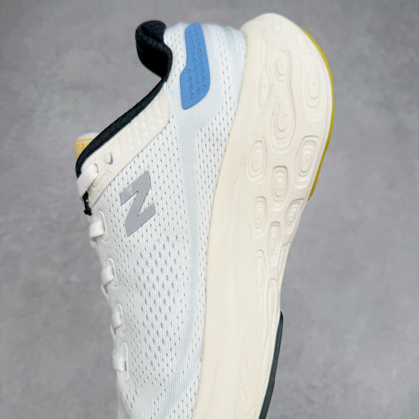 图片[7]-New Balance Fresh Foam X NB1080V13 新百伦系列低帮轻量化厚底健身休闲运动慢跑鞋 近赏｜无论是日常慢跑，还是City Walk，它都可轻松应对提起今年最流行的事情，想必在你所在的城市来一段City Walk，是很多潮男潮女都会做的吧。当时间来到十月，一年中最舒服的时光，无论是慢跑也好，还是City Walk，今天推荐的这双鞋，都可以轻松应对。那就是可以带给你久违的松弛感、治愈你柔软的需要的New Balance Fresh Foam X1080v13。作为New Balance经典跑鞋系列，1080系列可以说凝聚了品牌历来前沿科技与制造匠心。今年的v13版本可谓再度革新。在舒适体验、运动性能以及造型风格三个维度上做到了有机交融。舒适体验一直是1080跑鞋系列带给我们最大的直观感受，加上本就带有严肃跑鞋基因，在今年全新材料配方的Fresh FoamX中底泡棉上则有了不一样的缓震性能，重新定义“踩屎感”。可再生柔软针织鞋面使用可追溯的Repreve再生鞋面材料，柔软透气的鞋面提供绵密的贴合与包裹感，轻量分区橡胶大底分区外底橡胶采用新材料，改进纹路设计，增加前掌外底硬度，提升滚动反馈和传动效率。尺码：36 36.5 37 37.5 38 38.5 39.5 40 40.5 41.5 42 42.5 43 44 45-选品中心