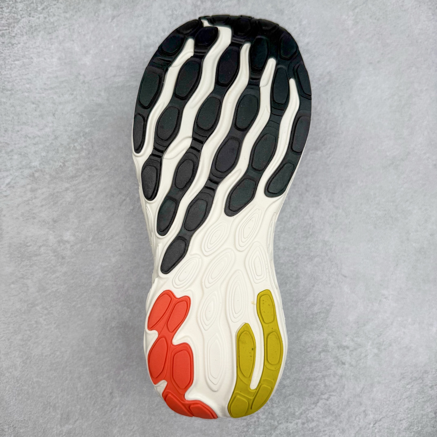 图片[9]-New Balance Fresh Foam X NB1080V13 新百伦系列低帮轻量化厚底健身休闲运动慢跑鞋 近赏｜无论是日常慢跑，还是City Walk，它都可轻松应对提起今年最流行的事情，想必在你所在的城市来一段City Walk，是很多潮男潮女都会做的吧。当时间来到十月，一年中最舒服的时光，无论是慢跑也好，还是City Walk，今天推荐的这双鞋，都可以轻松应对。那就是可以带给你久违的松弛感、治愈你柔软的需要的New Balance Fresh Foam X1080v13。作为New Balance经典跑鞋系列，1080系列可以说凝聚了品牌历来前沿科技与制造匠心。今年的v13版本可谓再度革新。在舒适体验、运动性能以及造型风格三个维度上做到了有机交融。舒适体验一直是1080跑鞋系列带给我们最大的直观感受，加上本就带有严肃跑鞋基因，在今年全新材料配方的Fresh FoamX中底泡棉上则有了不一样的缓震性能，重新定义“踩屎感”。可再生柔软针织鞋面使用可追溯的Repreve再生鞋面材料，柔软透气的鞋面提供绵密的贴合与包裹感，轻量分区橡胶大底分区外底橡胶采用新材料，改进纹路设计，增加前掌外底硬度，提升滚动反馈和传动效率。尺码：36 36.5 37 37.5 38 38.5 39.5 40 40.5 41.5 42 42.5 43 44 45-选品中心