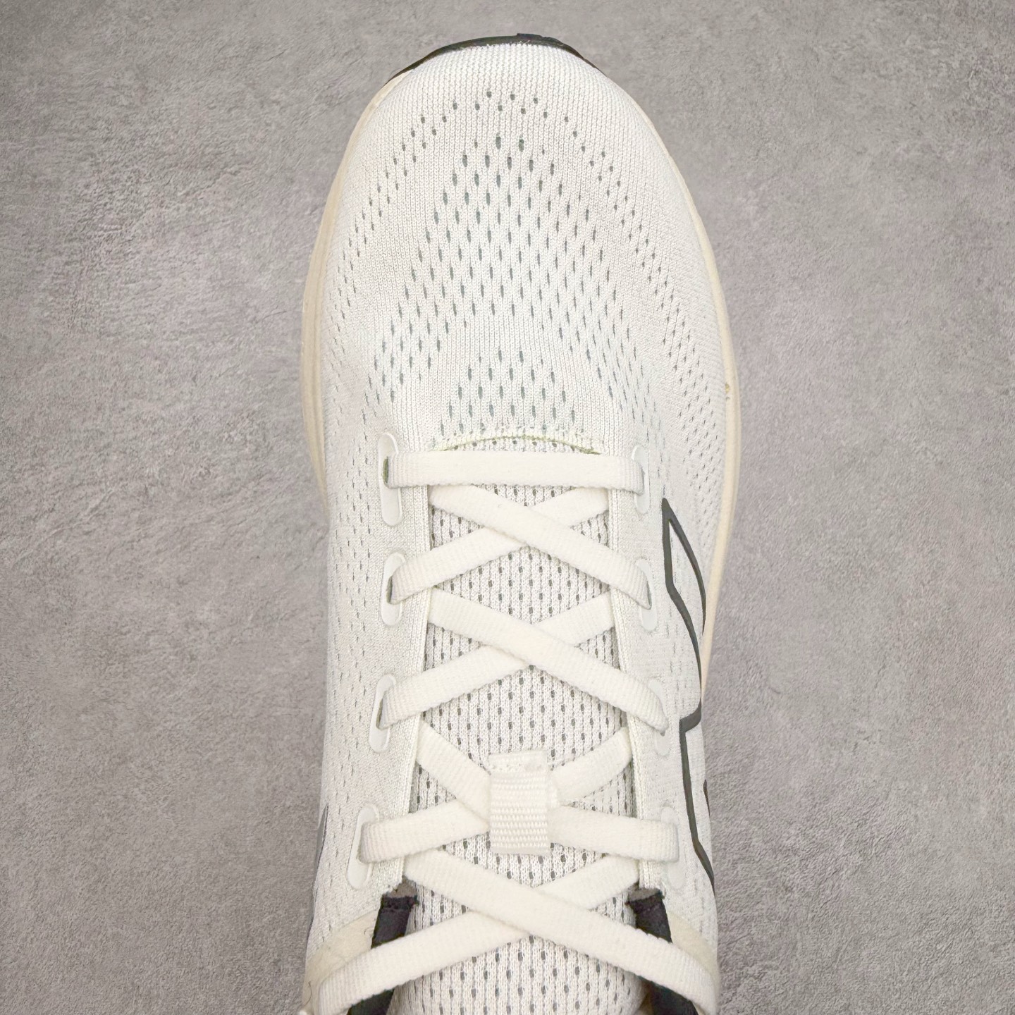 图片[4]-New Balance Fresh Foam X NB1080V13 新百伦系列低帮轻量化厚底健身休闲运动慢跑鞋 近赏｜无论是日常慢跑，还是City Walk，它都可轻松应对提起今年最流行的事情，想必在你所在的城市来一段City Walk，是很多潮男潮女都会做的吧。当时间来到十月，一年中最舒服的时光，无论是慢跑也好，还是City Walk，今天推荐的这双鞋，都可以轻松应对。那就是可以带给你久违的松弛感、治愈你柔软的需要的New Balance Fresh Foam X1080v13。作为New Balance经典跑鞋系列，1080系列可以说凝聚了品牌历来前沿科技与制造匠心。今年的v13版本可谓再度革新。在舒适体验、运动性能以及造型风格三个维度上做到了有机交融。舒适体验一直是1080跑鞋系列带给我们最大的直观感受，加上本就带有严肃跑鞋基因，在今年全新材料配方的Fresh FoamX中底泡棉上则有了不一样的缓震性能，重新定义“踩屎感”。可再生柔软针织鞋面使用可追溯的Repreve再生鞋面材料，柔软透气的鞋面提供绵密的贴合与包裹感，轻量分区橡胶大底分区外底橡胶采用新材料，改进纹路设计，增加前掌外底硬度，提升滚动反馈和传动效率。尺码：36 36.5 37 37.5 38 38.5 39.5 40 40.5 41.5 42 42.5 43 44 45-选品中心