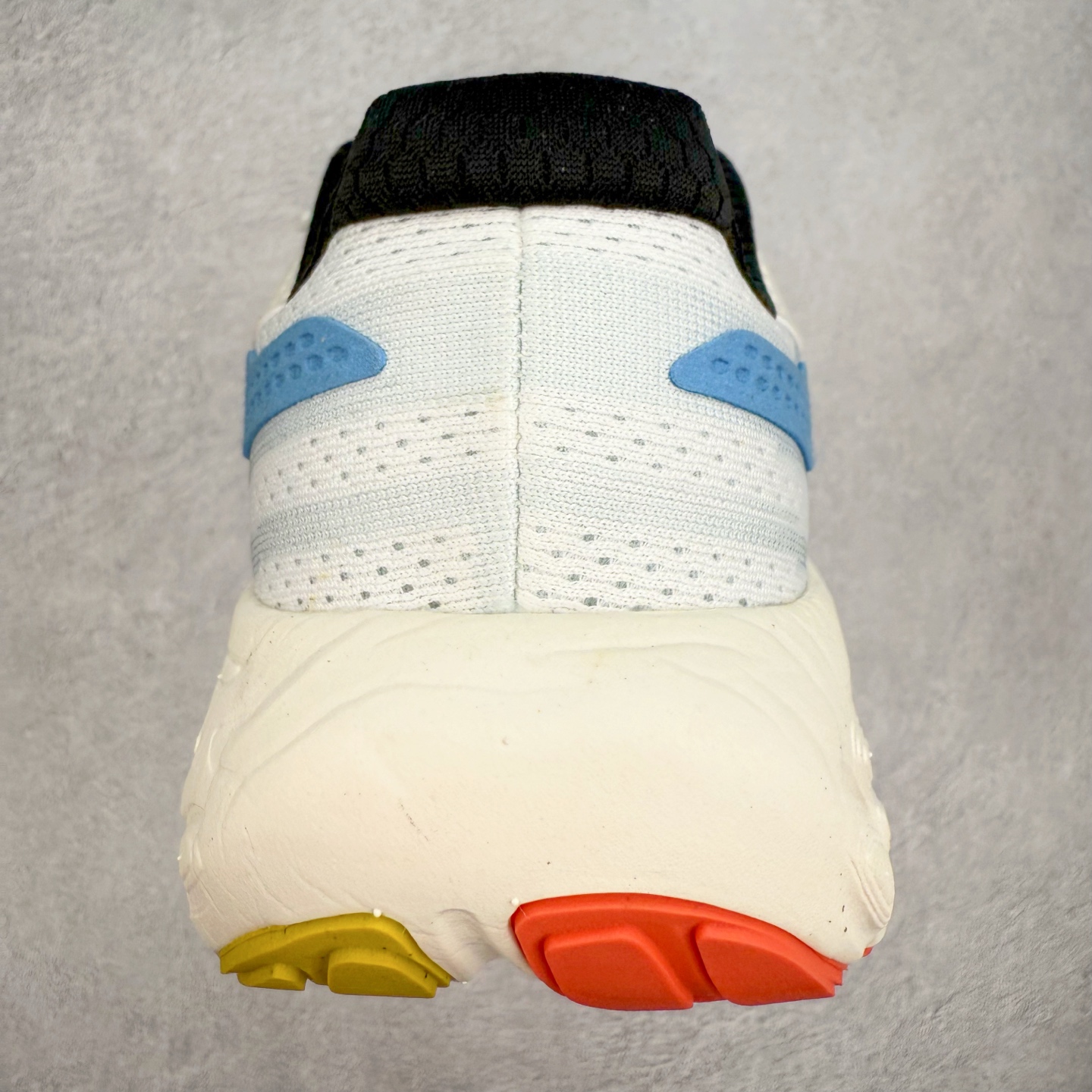 图片[8]-New Balance Fresh Foam X NB1080V13 新百伦系列低帮轻量化厚底健身休闲运动慢跑鞋 近赏｜无论是日常慢跑，还是City Walk，它都可轻松应对提起今年最流行的事情，想必在你所在的城市来一段City Walk，是很多潮男潮女都会做的吧。当时间来到十月，一年中最舒服的时光，无论是慢跑也好，还是City Walk，今天推荐的这双鞋，都可以轻松应对。那就是可以带给你久违的松弛感、治愈你柔软的需要的New Balance Fresh Foam X1080v13。作为New Balance经典跑鞋系列，1080系列可以说凝聚了品牌历来前沿科技与制造匠心。今年的v13版本可谓再度革新。在舒适体验、运动性能以及造型风格三个维度上做到了有机交融。舒适体验一直是1080跑鞋系列带给我们最大的直观感受，加上本就带有严肃跑鞋基因，在今年全新材料配方的Fresh FoamX中底泡棉上则有了不一样的缓震性能，重新定义“踩屎感”。可再生柔软针织鞋面使用可追溯的Repreve再生鞋面材料，柔软透气的鞋面提供绵密的贴合与包裹感，轻量分区橡胶大底分区外底橡胶采用新材料，改进纹路设计，增加前掌外底硬度，提升滚动反馈和传动效率。尺码：36 36.5 37 37.5 38 38.5 39.5 40 40.5 41.5 42 42.5 43 44 45-选品中心