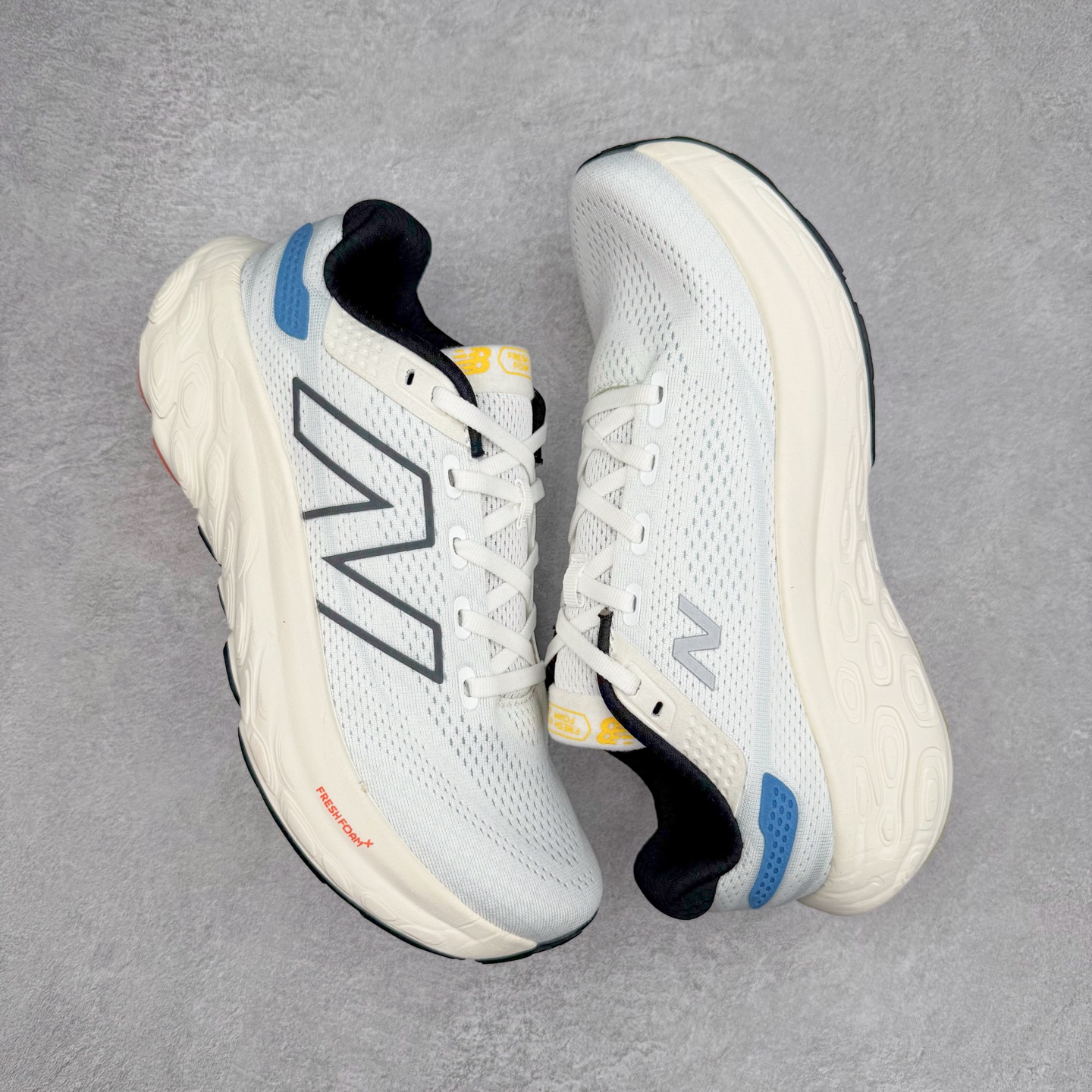 图片[3]-New Balance Fresh Foam X NB1080V13 新百伦系列低帮轻量化厚底健身休闲运动慢跑鞋 近赏｜无论是日常慢跑，还是City Walk，它都可轻松应对提起今年最流行的事情，想必在你所在的城市来一段City Walk，是很多潮男潮女都会做的吧。当时间来到十月，一年中最舒服的时光，无论是慢跑也好，还是City Walk，今天推荐的这双鞋，都可以轻松应对。那就是可以带给你久违的松弛感、治愈你柔软的需要的New Balance Fresh Foam X1080v13。作为New Balance经典跑鞋系列，1080系列可以说凝聚了品牌历来前沿科技与制造匠心。今年的v13版本可谓再度革新。在舒适体验、运动性能以及造型风格三个维度上做到了有机交融。舒适体验一直是1080跑鞋系列带给我们最大的直观感受，加上本就带有严肃跑鞋基因，在今年全新材料配方的Fresh FoamX中底泡棉上则有了不一样的缓震性能，重新定义“踩屎感”。可再生柔软针织鞋面使用可追溯的Repreve再生鞋面材料，柔软透气的鞋面提供绵密的贴合与包裹感，轻量分区橡胶大底分区外底橡胶采用新材料，改进纹路设计，增加前掌外底硬度，提升滚动反馈和传动效率。尺码：36 36.5 37 37.5 38 38.5 39.5 40 40.5 41.5 42 42.5 43 44 45-选品中心