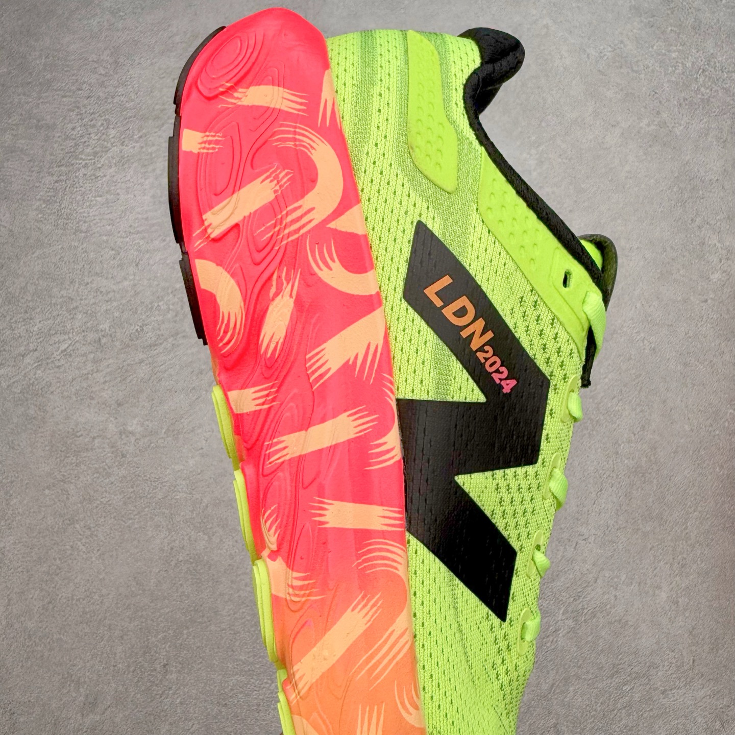 图片[6]-New Balance Fresh Foam X NB1080V13 新百伦系列低帮轻量化厚底健身休闲运动慢跑鞋 近赏｜无论是日常慢跑，还是City Walk，它都可轻松应对提起今年最流行的事情，想必在你所在的城市来一段City Walk，是很多潮男潮女都会做的吧。当时间来到十月，一年中最舒服的时光，无论是慢跑也好，还是City Walk，今天推荐的这双鞋，都可以轻松应对。那就是可以带给你久违的松弛感、治愈你柔软的需要的New Balance Fresh Foam X1080v13。作为New Balance经典跑鞋系列，1080系列可以说凝聚了品牌历来前沿科技与制造匠心。今年的v13版本可谓再度革新。在舒适体验、运动性能以及造型风格三个维度上做到了有机交融。舒适体验一直是1080跑鞋系列带给我们最大的直观感受，加上本就带有严肃跑鞋基因，在今年全新材料配方的Fresh FoamX中底泡棉上则有了不一样的缓震性能，重新定义“踩屎感”。可再生柔软针织鞋面使用可追溯的Repreve再生鞋面材料，柔软透气的鞋面提供绵密的贴合与包裹感，轻量分区橡胶大底分区外底橡胶采用新材料，改进纹路设计，增加前掌外底硬度，提升滚动反馈和传动效率。尺码：36 36.5 37 37.5 38 38.5 39.5 40 40.5 41.5 42 42.5 43 44 45-选品中心