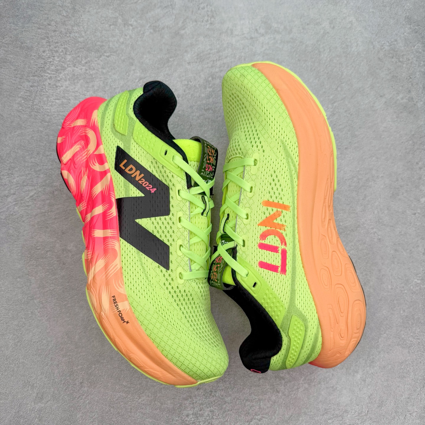 图片[3]-New Balance Fresh Foam X NB1080V13 新百伦系列低帮轻量化厚底健身休闲运动慢跑鞋 近赏｜无论是日常慢跑，还是City Walk，它都可轻松应对提起今年最流行的事情，想必在你所在的城市来一段City Walk，是很多潮男潮女都会做的吧。当时间来到十月，一年中最舒服的时光，无论是慢跑也好，还是City Walk，今天推荐的这双鞋，都可以轻松应对。那就是可以带给你久违的松弛感、治愈你柔软的需要的New Balance Fresh Foam X1080v13。作为New Balance经典跑鞋系列，1080系列可以说凝聚了品牌历来前沿科技与制造匠心。今年的v13版本可谓再度革新。在舒适体验、运动性能以及造型风格三个维度上做到了有机交融。舒适体验一直是1080跑鞋系列带给我们最大的直观感受，加上本就带有严肃跑鞋基因，在今年全新材料配方的Fresh FoamX中底泡棉上则有了不一样的缓震性能，重新定义“踩屎感”。可再生柔软针织鞋面使用可追溯的Repreve再生鞋面材料，柔软透气的鞋面提供绵密的贴合与包裹感，轻量分区橡胶大底分区外底橡胶采用新材料，改进纹路设计，增加前掌外底硬度，提升滚动反馈和传动效率。尺码：36 36.5 37 37.5 38 38.5 39.5 40 40.5 41.5 42 42.5 43 44 45-选品中心
