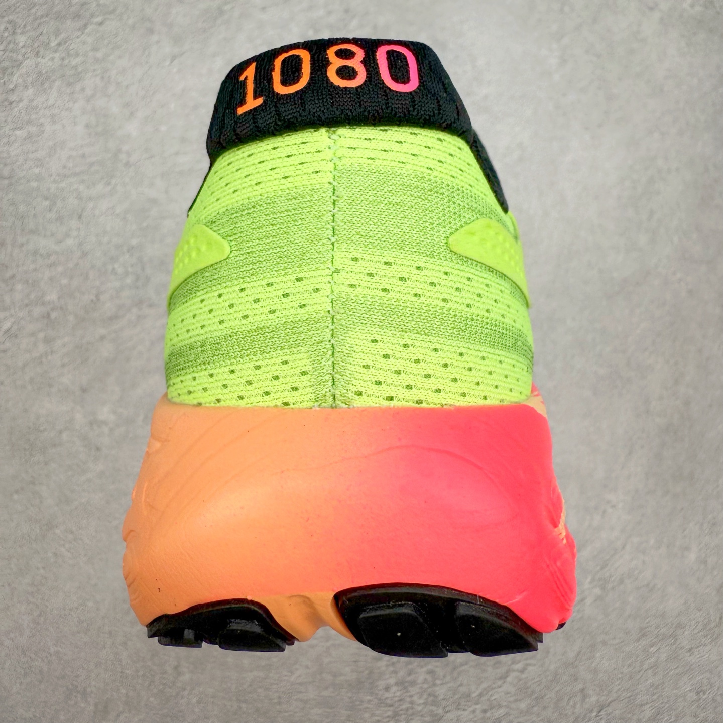 图片[8]-New Balance Fresh Foam X NB1080V13 新百伦系列低帮轻量化厚底健身休闲运动慢跑鞋 近赏｜无论是日常慢跑，还是City Walk，它都可轻松应对提起今年最流行的事情，想必在你所在的城市来一段City Walk，是很多潮男潮女都会做的吧。当时间来到十月，一年中最舒服的时光，无论是慢跑也好，还是City Walk，今天推荐的这双鞋，都可以轻松应对。那就是可以带给你久违的松弛感、治愈你柔软的需要的New Balance Fresh Foam X1080v13。作为New Balance经典跑鞋系列，1080系列可以说凝聚了品牌历来前沿科技与制造匠心。今年的v13版本可谓再度革新。在舒适体验、运动性能以及造型风格三个维度上做到了有机交融。舒适体验一直是1080跑鞋系列带给我们最大的直观感受，加上本就带有严肃跑鞋基因，在今年全新材料配方的Fresh FoamX中底泡棉上则有了不一样的缓震性能，重新定义“踩屎感”。可再生柔软针织鞋面使用可追溯的Repreve再生鞋面材料，柔软透气的鞋面提供绵密的贴合与包裹感，轻量分区橡胶大底分区外底橡胶采用新材料，改进纹路设计，增加前掌外底硬度，提升滚动反馈和传动效率。尺码：36 36.5 37 37.5 38 38.5 39.5 40 40.5 41.5 42 42.5 43 44 45-选品中心