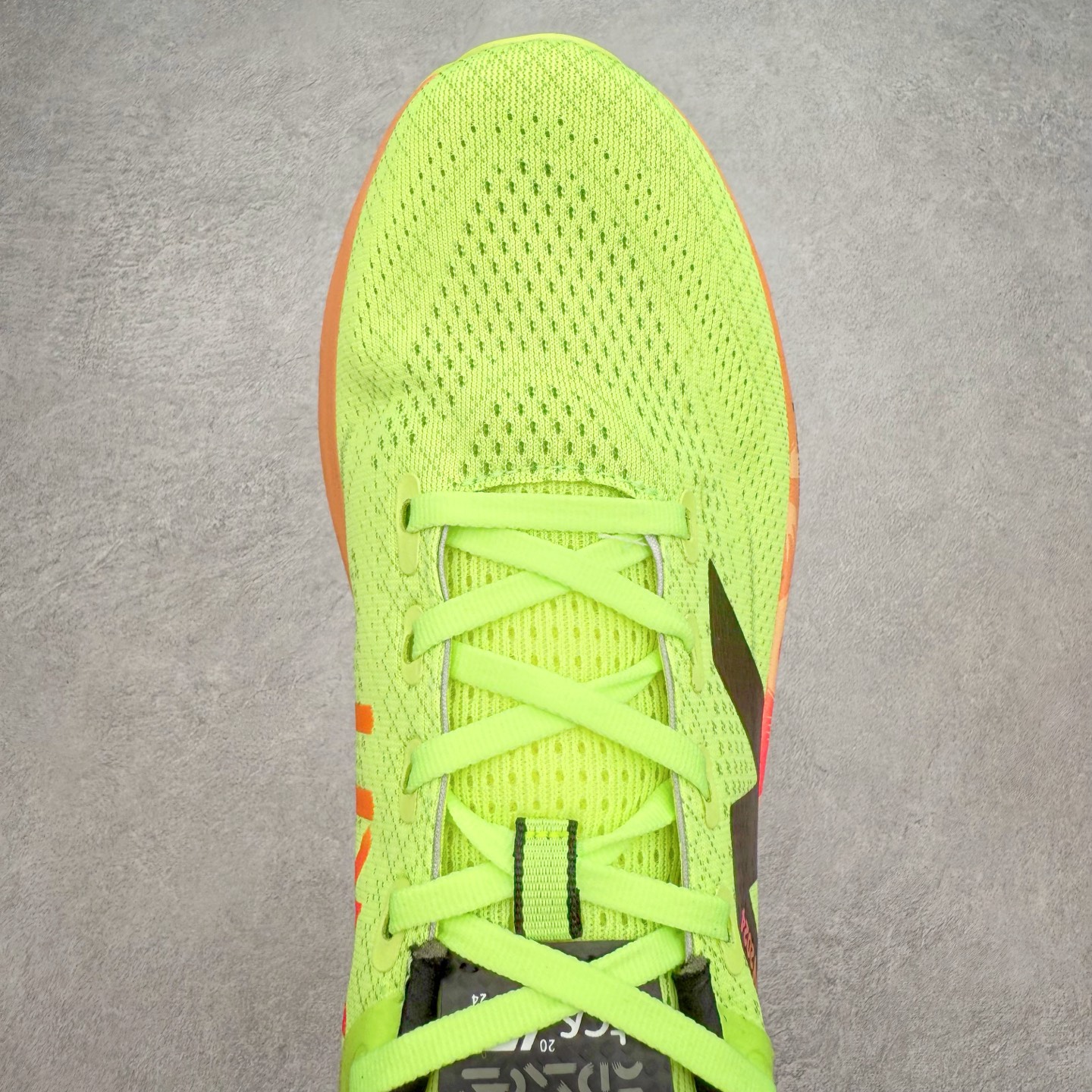 图片[4]-New Balance Fresh Foam X NB1080V13 新百伦系列低帮轻量化厚底健身休闲运动慢跑鞋 近赏｜无论是日常慢跑，还是City Walk，它都可轻松应对提起今年最流行的事情，想必在你所在的城市来一段City Walk，是很多潮男潮女都会做的吧。当时间来到十月，一年中最舒服的时光，无论是慢跑也好，还是City Walk，今天推荐的这双鞋，都可以轻松应对。那就是可以带给你久违的松弛感、治愈你柔软的需要的New Balance Fresh Foam X1080v13。作为New Balance经典跑鞋系列，1080系列可以说凝聚了品牌历来前沿科技与制造匠心。今年的v13版本可谓再度革新。在舒适体验、运动性能以及造型风格三个维度上做到了有机交融。舒适体验一直是1080跑鞋系列带给我们最大的直观感受，加上本就带有严肃跑鞋基因，在今年全新材料配方的Fresh FoamX中底泡棉上则有了不一样的缓震性能，重新定义“踩屎感”。可再生柔软针织鞋面使用可追溯的Repreve再生鞋面材料，柔软透气的鞋面提供绵密的贴合与包裹感，轻量分区橡胶大底分区外底橡胶采用新材料，改进纹路设计，增加前掌外底硬度，提升滚动反馈和传动效率。尺码：36 36.5 37 37.5 38 38.5 39.5 40 40.5 41.5 42 42.5 43 44 45-选品中心