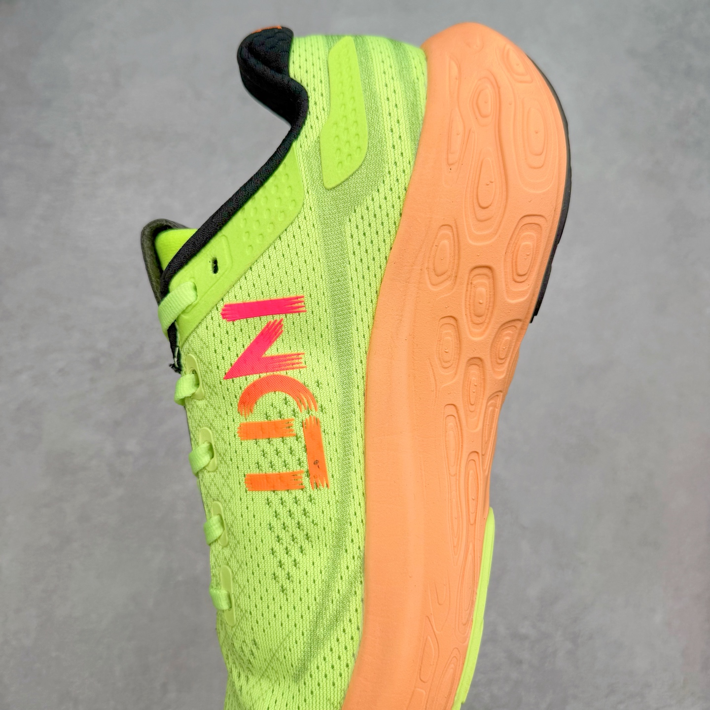 图片[7]-New Balance Fresh Foam X NB1080V13 新百伦系列低帮轻量化厚底健身休闲运动慢跑鞋 近赏｜无论是日常慢跑，还是City Walk，它都可轻松应对提起今年最流行的事情，想必在你所在的城市来一段City Walk，是很多潮男潮女都会做的吧。当时间来到十月，一年中最舒服的时光，无论是慢跑也好，还是City Walk，今天推荐的这双鞋，都可以轻松应对。那就是可以带给你久违的松弛感、治愈你柔软的需要的New Balance Fresh Foam X1080v13。作为New Balance经典跑鞋系列，1080系列可以说凝聚了品牌历来前沿科技与制造匠心。今年的v13版本可谓再度革新。在舒适体验、运动性能以及造型风格三个维度上做到了有机交融。舒适体验一直是1080跑鞋系列带给我们最大的直观感受，加上本就带有严肃跑鞋基因，在今年全新材料配方的Fresh FoamX中底泡棉上则有了不一样的缓震性能，重新定义“踩屎感”。可再生柔软针织鞋面使用可追溯的Repreve再生鞋面材料，柔软透气的鞋面提供绵密的贴合与包裹感，轻量分区橡胶大底分区外底橡胶采用新材料，改进纹路设计，增加前掌外底硬度，提升滚动反馈和传动效率。尺码：36 36.5 37 37.5 38 38.5 39.5 40 40.5 41.5 42 42.5 43 44 45-选品中心