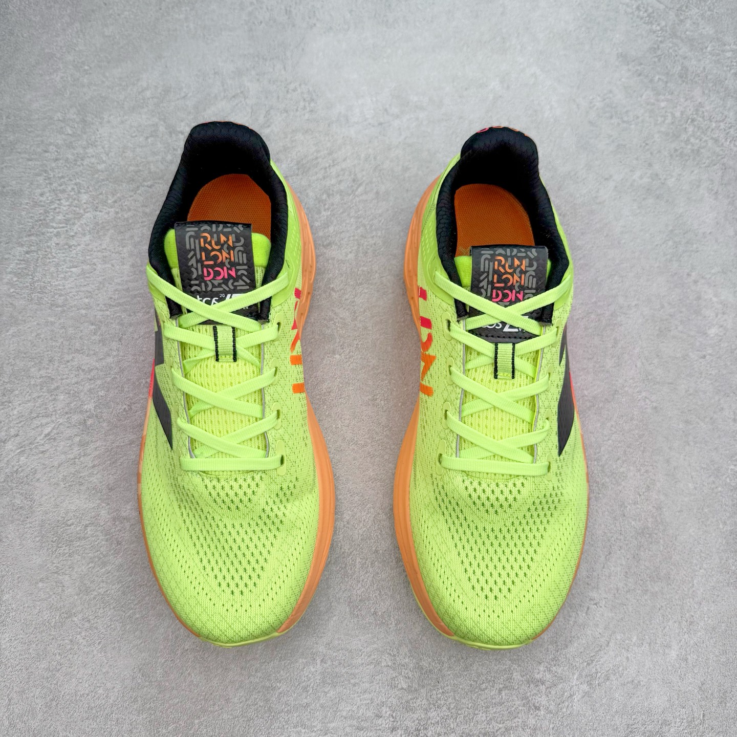 图片[2]-New Balance Fresh Foam X NB1080V13 新百伦系列低帮轻量化厚底健身休闲运动慢跑鞋 近赏｜无论是日常慢跑，还是City Walk，它都可轻松应对提起今年最流行的事情，想必在你所在的城市来一段City Walk，是很多潮男潮女都会做的吧。当时间来到十月，一年中最舒服的时光，无论是慢跑也好，还是City Walk，今天推荐的这双鞋，都可以轻松应对。那就是可以带给你久违的松弛感、治愈你柔软的需要的New Balance Fresh Foam X1080v13。作为New Balance经典跑鞋系列，1080系列可以说凝聚了品牌历来前沿科技与制造匠心。今年的v13版本可谓再度革新。在舒适体验、运动性能以及造型风格三个维度上做到了有机交融。舒适体验一直是1080跑鞋系列带给我们最大的直观感受，加上本就带有严肃跑鞋基因，在今年全新材料配方的Fresh FoamX中底泡棉上则有了不一样的缓震性能，重新定义“踩屎感”。可再生柔软针织鞋面使用可追溯的Repreve再生鞋面材料，柔软透气的鞋面提供绵密的贴合与包裹感，轻量分区橡胶大底分区外底橡胶采用新材料，改进纹路设计，增加前掌外底硬度，提升滚动反馈和传动效率。尺码：36 36.5 37 37.5 38 38.5 39.5 40 40.5 41.5 42 42.5 43 44 45-选品中心