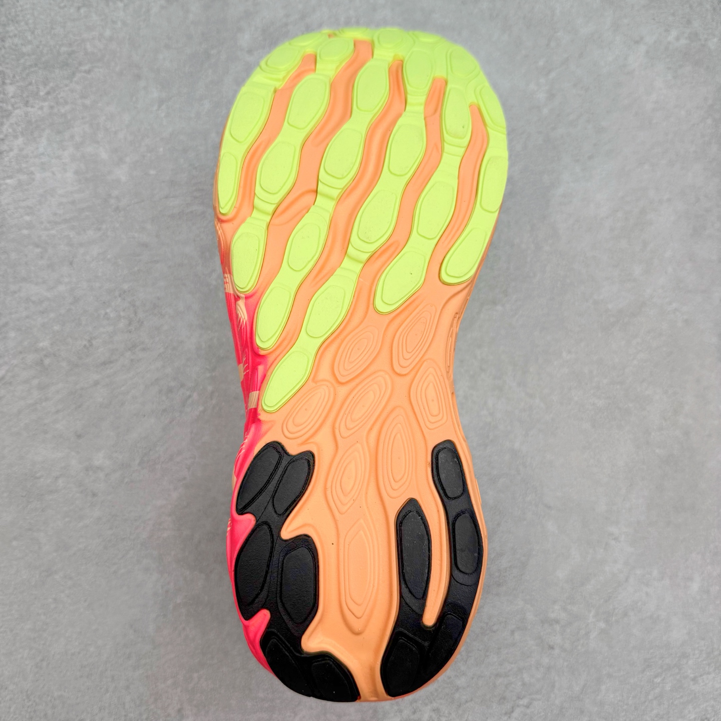 图片[9]-New Balance Fresh Foam X NB1080V13 新百伦系列低帮轻量化厚底健身休闲运动慢跑鞋 近赏｜无论是日常慢跑，还是City Walk，它都可轻松应对提起今年最流行的事情，想必在你所在的城市来一段City Walk，是很多潮男潮女都会做的吧。当时间来到十月，一年中最舒服的时光，无论是慢跑也好，还是City Walk，今天推荐的这双鞋，都可以轻松应对。那就是可以带给你久违的松弛感、治愈你柔软的需要的New Balance Fresh Foam X1080v13。作为New Balance经典跑鞋系列，1080系列可以说凝聚了品牌历来前沿科技与制造匠心。今年的v13版本可谓再度革新。在舒适体验、运动性能以及造型风格三个维度上做到了有机交融。舒适体验一直是1080跑鞋系列带给我们最大的直观感受，加上本就带有严肃跑鞋基因，在今年全新材料配方的Fresh FoamX中底泡棉上则有了不一样的缓震性能，重新定义“踩屎感”。可再生柔软针织鞋面使用可追溯的Repreve再生鞋面材料，柔软透气的鞋面提供绵密的贴合与包裹感，轻量分区橡胶大底分区外底橡胶采用新材料，改进纹路设计，增加前掌外底硬度，提升滚动反馈和传动效率。尺码：36 36.5 37 37.5 38 38.5 39.5 40 40.5 41.5 42 42.5 43 44 45-选品中心