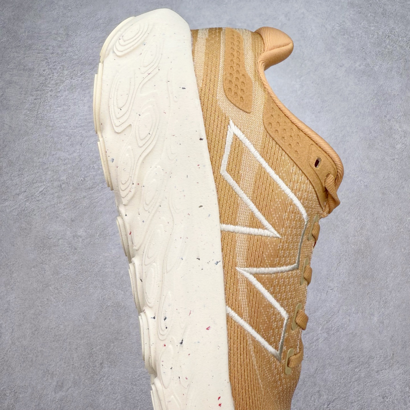 图片[6]-New Balance Fresh Foam X NB1080V13 新百伦系列低帮轻量化厚底健身休闲运动慢跑鞋 近赏｜无论是日常慢跑，还是City Walk，它都可轻松应对提起今年最流行的事情，想必在你所在的城市来一段City Walk，是很多潮男潮女都会做的吧。当时间来到十月，一年中最舒服的时光，无论是慢跑也好，还是City Walk，今天推荐的这双鞋，都可以轻松应对。那就是可以带给你久违的松弛感、治愈你柔软的需要的New Balance Fresh Foam X1080v13。作为New Balance经典跑鞋系列，1080系列可以说凝聚了品牌历来前沿科技与制造匠心。今年的v13版本可谓再度革新。在舒适体验、运动性能以及造型风格三个维度上做到了有机交融。舒适体验一直是1080跑鞋系列带给我们最大的直观感受，加上本就带有严肃跑鞋基因，在今年全新材料配方的Fresh FoamX中底泡棉上则有了不一样的缓震性能，重新定义“踩屎感”。可再生柔软针织鞋面使用可追溯的Repreve再生鞋面材料，柔软透气的鞋面提供绵密的贴合与包裹感，轻量分区橡胶大底分区外底橡胶采用新材料，改进纹路设计，增加前掌外底硬度，提升滚动反馈和传动效率。尺码：36 36.5 37 37.5 38 38.5 39.5 40 40.5 41.5 42 42.5 43 44 45-选品中心