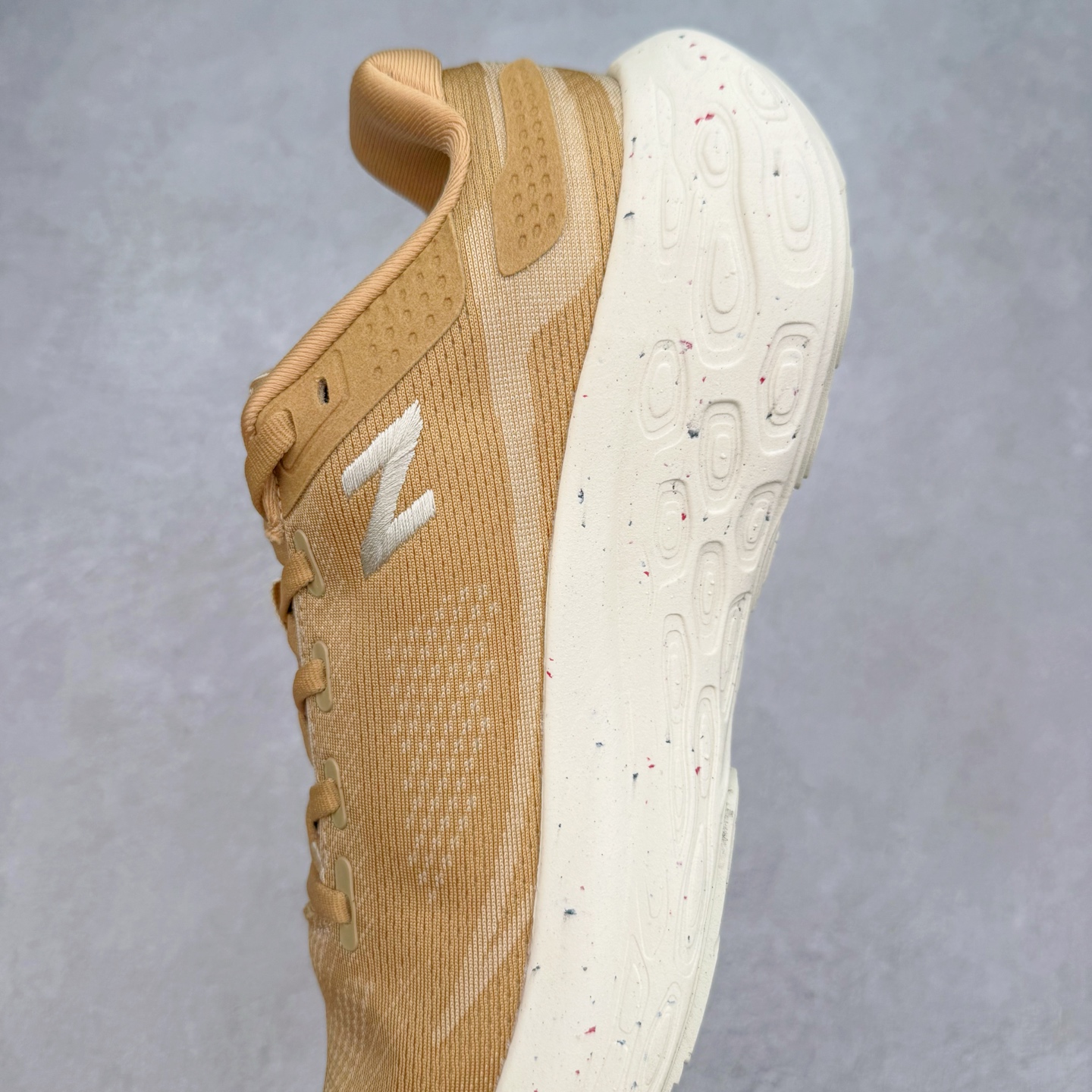 图片[7]-New Balance Fresh Foam X NB1080V13 新百伦系列低帮轻量化厚底健身休闲运动慢跑鞋 近赏｜无论是日常慢跑，还是City Walk，它都可轻松应对提起今年最流行的事情，想必在你所在的城市来一段City Walk，是很多潮男潮女都会做的吧。当时间来到十月，一年中最舒服的时光，无论是慢跑也好，还是City Walk，今天推荐的这双鞋，都可以轻松应对。那就是可以带给你久违的松弛感、治愈你柔软的需要的New Balance Fresh Foam X1080v13。作为New Balance经典跑鞋系列，1080系列可以说凝聚了品牌历来前沿科技与制造匠心。今年的v13版本可谓再度革新。在舒适体验、运动性能以及造型风格三个维度上做到了有机交融。舒适体验一直是1080跑鞋系列带给我们最大的直观感受，加上本就带有严肃跑鞋基因，在今年全新材料配方的Fresh FoamX中底泡棉上则有了不一样的缓震性能，重新定义“踩屎感”。可再生柔软针织鞋面使用可追溯的Repreve再生鞋面材料，柔软透气的鞋面提供绵密的贴合与包裹感，轻量分区橡胶大底分区外底橡胶采用新材料，改进纹路设计，增加前掌外底硬度，提升滚动反馈和传动效率。尺码：36 36.5 37 37.5 38 38.5 39.5 40 40.5 41.5 42 42.5 43 44 45-选品中心