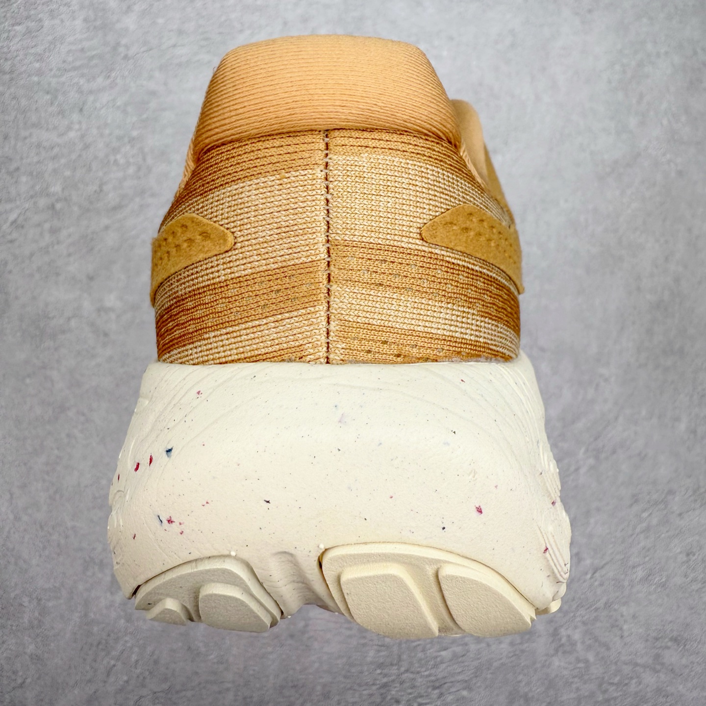 图片[8]-New Balance Fresh Foam X NB1080V13 新百伦系列低帮轻量化厚底健身休闲运动慢跑鞋 近赏｜无论是日常慢跑，还是City Walk，它都可轻松应对提起今年最流行的事情，想必在你所在的城市来一段City Walk，是很多潮男潮女都会做的吧。当时间来到十月，一年中最舒服的时光，无论是慢跑也好，还是City Walk，今天推荐的这双鞋，都可以轻松应对。那就是可以带给你久违的松弛感、治愈你柔软的需要的New Balance Fresh Foam X1080v13。作为New Balance经典跑鞋系列，1080系列可以说凝聚了品牌历来前沿科技与制造匠心。今年的v13版本可谓再度革新。在舒适体验、运动性能以及造型风格三个维度上做到了有机交融。舒适体验一直是1080跑鞋系列带给我们最大的直观感受，加上本就带有严肃跑鞋基因，在今年全新材料配方的Fresh FoamX中底泡棉上则有了不一样的缓震性能，重新定义“踩屎感”。可再生柔软针织鞋面使用可追溯的Repreve再生鞋面材料，柔软透气的鞋面提供绵密的贴合与包裹感，轻量分区橡胶大底分区外底橡胶采用新材料，改进纹路设计，增加前掌外底硬度，提升滚动反馈和传动效率。尺码：36 36.5 37 37.5 38 38.5 39.5 40 40.5 41.5 42 42.5 43 44 45-选品中心