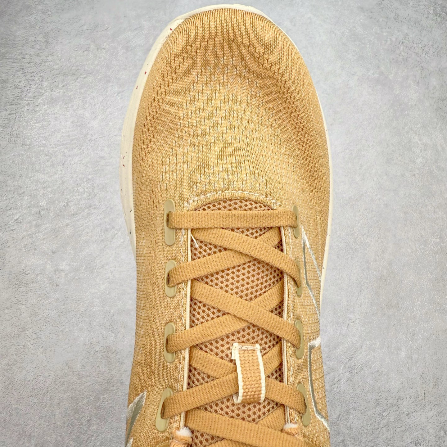 图片[4]-New Balance Fresh Foam X NB1080V13 新百伦系列低帮轻量化厚底健身休闲运动慢跑鞋 近赏｜无论是日常慢跑，还是City Walk，它都可轻松应对提起今年最流行的事情，想必在你所在的城市来一段City Walk，是很多潮男潮女都会做的吧。当时间来到十月，一年中最舒服的时光，无论是慢跑也好，还是City Walk，今天推荐的这双鞋，都可以轻松应对。那就是可以带给你久违的松弛感、治愈你柔软的需要的New Balance Fresh Foam X1080v13。作为New Balance经典跑鞋系列，1080系列可以说凝聚了品牌历来前沿科技与制造匠心。今年的v13版本可谓再度革新。在舒适体验、运动性能以及造型风格三个维度上做到了有机交融。舒适体验一直是1080跑鞋系列带给我们最大的直观感受，加上本就带有严肃跑鞋基因，在今年全新材料配方的Fresh FoamX中底泡棉上则有了不一样的缓震性能，重新定义“踩屎感”。可再生柔软针织鞋面使用可追溯的Repreve再生鞋面材料，柔软透气的鞋面提供绵密的贴合与包裹感，轻量分区橡胶大底分区外底橡胶采用新材料，改进纹路设计，增加前掌外底硬度，提升滚动反馈和传动效率。尺码：36 36.5 37 37.5 38 38.5 39.5 40 40.5 41.5 42 42.5 43 44 45-选品中心