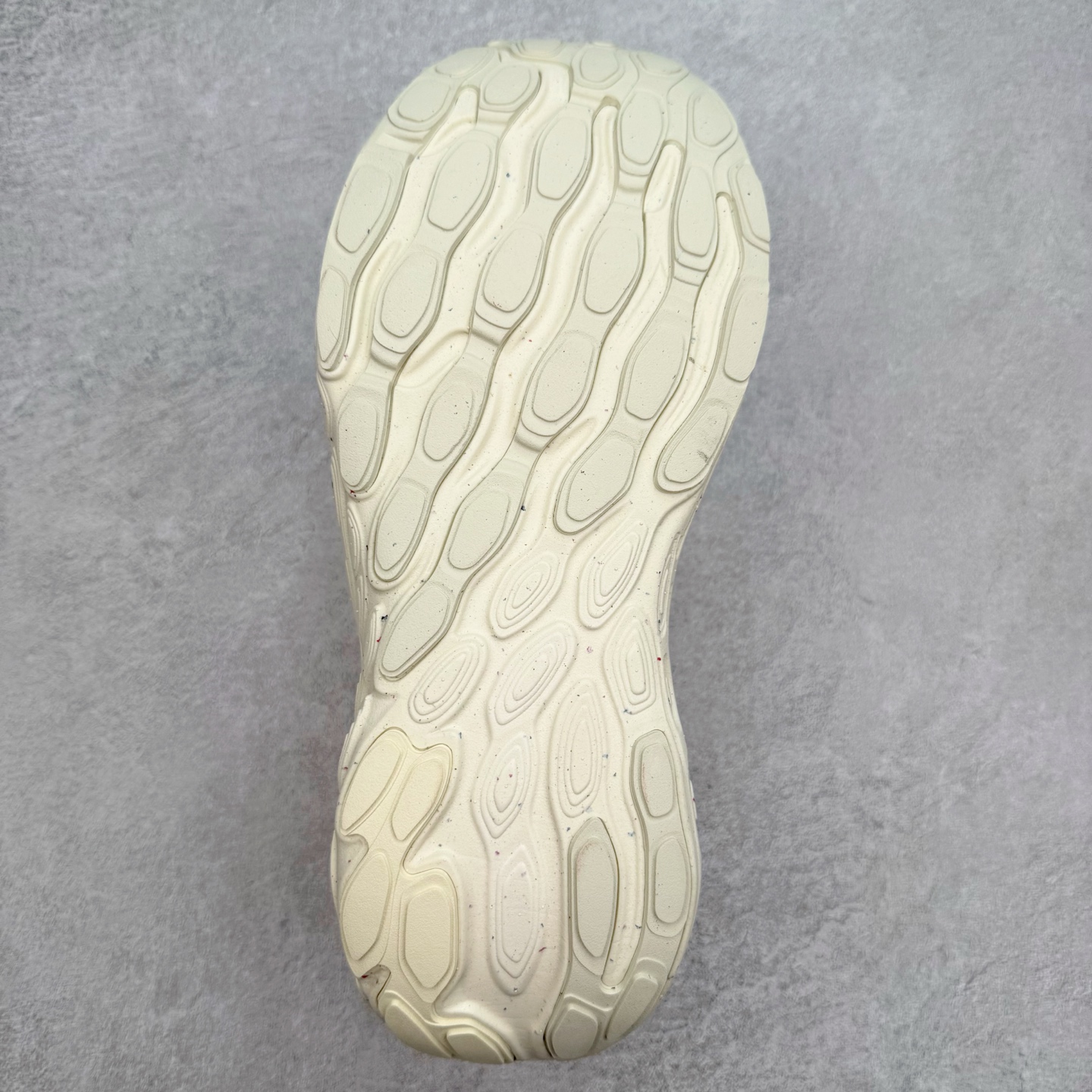 图片[9]-New Balance Fresh Foam X NB1080V13 新百伦系列低帮轻量化厚底健身休闲运动慢跑鞋 近赏｜无论是日常慢跑，还是City Walk，它都可轻松应对提起今年最流行的事情，想必在你所在的城市来一段City Walk，是很多潮男潮女都会做的吧。当时间来到十月，一年中最舒服的时光，无论是慢跑也好，还是City Walk，今天推荐的这双鞋，都可以轻松应对。那就是可以带给你久违的松弛感、治愈你柔软的需要的New Balance Fresh Foam X1080v13。作为New Balance经典跑鞋系列，1080系列可以说凝聚了品牌历来前沿科技与制造匠心。今年的v13版本可谓再度革新。在舒适体验、运动性能以及造型风格三个维度上做到了有机交融。舒适体验一直是1080跑鞋系列带给我们最大的直观感受，加上本就带有严肃跑鞋基因，在今年全新材料配方的Fresh FoamX中底泡棉上则有了不一样的缓震性能，重新定义“踩屎感”。可再生柔软针织鞋面使用可追溯的Repreve再生鞋面材料，柔软透气的鞋面提供绵密的贴合与包裹感，轻量分区橡胶大底分区外底橡胶采用新材料，改进纹路设计，增加前掌外底硬度，提升滚动反馈和传动效率。尺码：36 36.5 37 37.5 38 38.5 39.5 40 40.5 41.5 42 42.5 43 44 45-选品中心