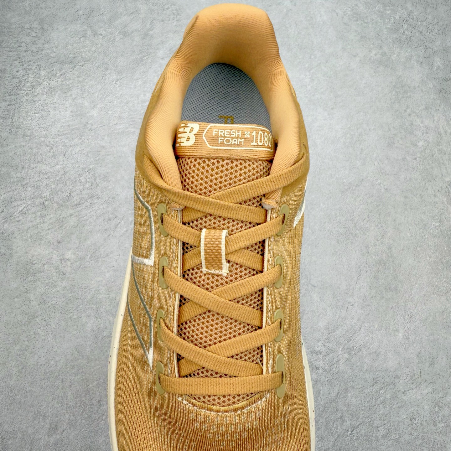 图片[5]-New Balance Fresh Foam X NB1080V13 新百伦系列低帮轻量化厚底健身休闲运动慢跑鞋 近赏｜无论是日常慢跑，还是City Walk，它都可轻松应对提起今年最流行的事情，想必在你所在的城市来一段City Walk，是很多潮男潮女都会做的吧。当时间来到十月，一年中最舒服的时光，无论是慢跑也好，还是City Walk，今天推荐的这双鞋，都可以轻松应对。那就是可以带给你久违的松弛感、治愈你柔软的需要的New Balance Fresh Foam X1080v13。作为New Balance经典跑鞋系列，1080系列可以说凝聚了品牌历来前沿科技与制造匠心。今年的v13版本可谓再度革新。在舒适体验、运动性能以及造型风格三个维度上做到了有机交融。舒适体验一直是1080跑鞋系列带给我们最大的直观感受，加上本就带有严肃跑鞋基因，在今年全新材料配方的Fresh FoamX中底泡棉上则有了不一样的缓震性能，重新定义“踩屎感”。可再生柔软针织鞋面使用可追溯的Repreve再生鞋面材料，柔软透气的鞋面提供绵密的贴合与包裹感，轻量分区橡胶大底分区外底橡胶采用新材料，改进纹路设计，增加前掌外底硬度，提升滚动反馈和传动效率。尺码：36 36.5 37 37.5 38 38.5 39.5 40 40.5 41.5 42 42.5 43 44 45-选品中心