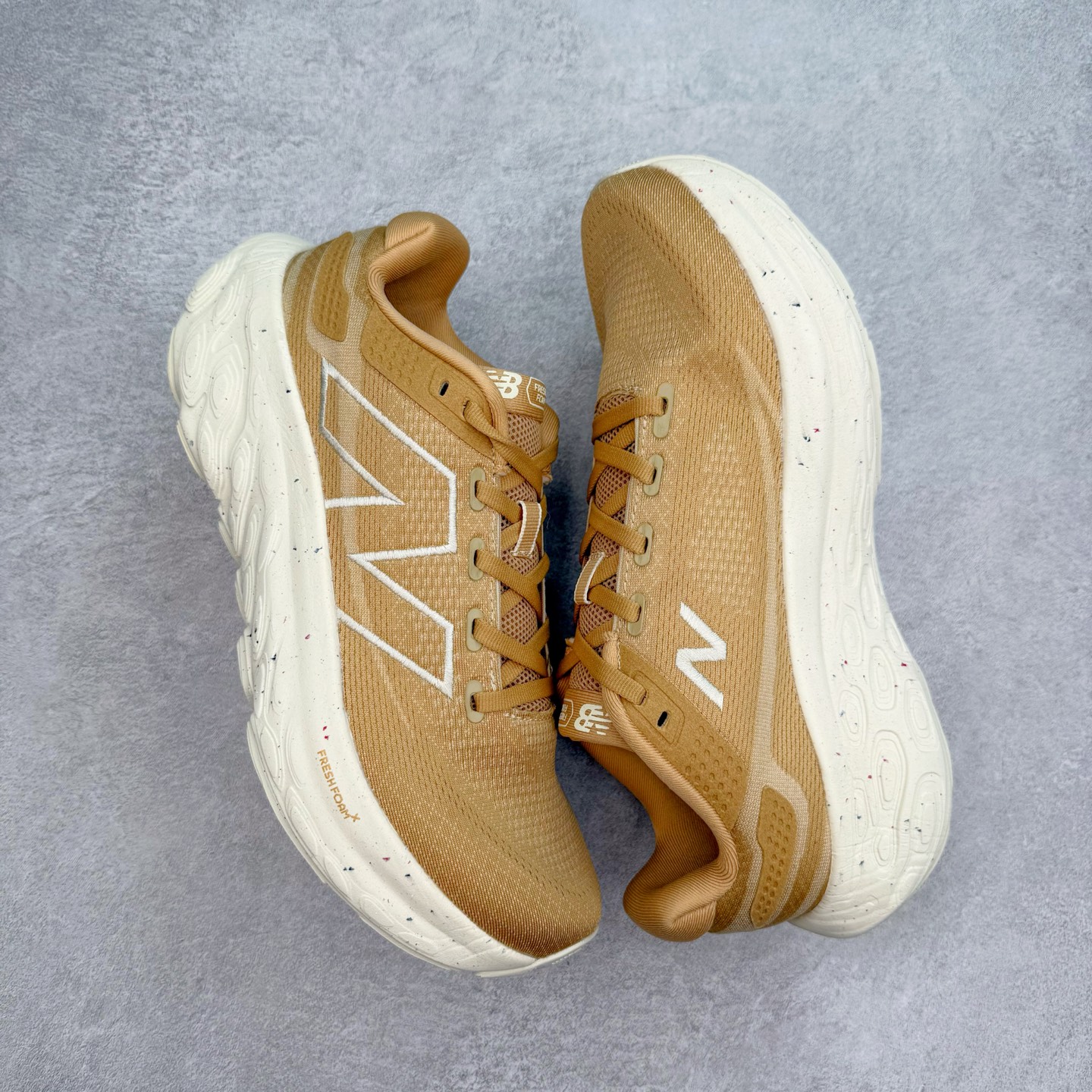 图片[3]-New Balance Fresh Foam X NB1080V13 新百伦系列低帮轻量化厚底健身休闲运动慢跑鞋 近赏｜无论是日常慢跑，还是City Walk，它都可轻松应对提起今年最流行的事情，想必在你所在的城市来一段City Walk，是很多潮男潮女都会做的吧。当时间来到十月，一年中最舒服的时光，无论是慢跑也好，还是City Walk，今天推荐的这双鞋，都可以轻松应对。那就是可以带给你久违的松弛感、治愈你柔软的需要的New Balance Fresh Foam X1080v13。作为New Balance经典跑鞋系列，1080系列可以说凝聚了品牌历来前沿科技与制造匠心。今年的v13版本可谓再度革新。在舒适体验、运动性能以及造型风格三个维度上做到了有机交融。舒适体验一直是1080跑鞋系列带给我们最大的直观感受，加上本就带有严肃跑鞋基因，在今年全新材料配方的Fresh FoamX中底泡棉上则有了不一样的缓震性能，重新定义“踩屎感”。可再生柔软针织鞋面使用可追溯的Repreve再生鞋面材料，柔软透气的鞋面提供绵密的贴合与包裹感，轻量分区橡胶大底分区外底橡胶采用新材料，改进纹路设计，增加前掌外底硬度，提升滚动反馈和传动效率。尺码：36 36.5 37 37.5 38 38.5 39.5 40 40.5 41.5 42 42.5 43 44 45-选品中心