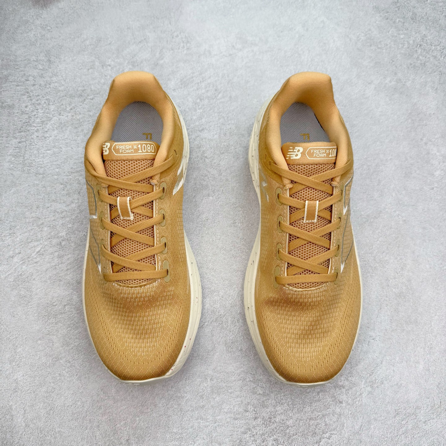 图片[2]-New Balance Fresh Foam X NB1080V13 新百伦系列低帮轻量化厚底健身休闲运动慢跑鞋 近赏｜无论是日常慢跑，还是City Walk，它都可轻松应对提起今年最流行的事情，想必在你所在的城市来一段City Walk，是很多潮男潮女都会做的吧。当时间来到十月，一年中最舒服的时光，无论是慢跑也好，还是City Walk，今天推荐的这双鞋，都可以轻松应对。那就是可以带给你久违的松弛感、治愈你柔软的需要的New Balance Fresh Foam X1080v13。作为New Balance经典跑鞋系列，1080系列可以说凝聚了品牌历来前沿科技与制造匠心。今年的v13版本可谓再度革新。在舒适体验、运动性能以及造型风格三个维度上做到了有机交融。舒适体验一直是1080跑鞋系列带给我们最大的直观感受，加上本就带有严肃跑鞋基因，在今年全新材料配方的Fresh FoamX中底泡棉上则有了不一样的缓震性能，重新定义“踩屎感”。可再生柔软针织鞋面使用可追溯的Repreve再生鞋面材料，柔软透气的鞋面提供绵密的贴合与包裹感，轻量分区橡胶大底分区外底橡胶采用新材料，改进纹路设计，增加前掌外底硬度，提升滚动反馈和传动效率。尺码：36 36.5 37 37.5 38 38.5 39.5 40 40.5 41.5 42 42.5 43 44 45-选品中心