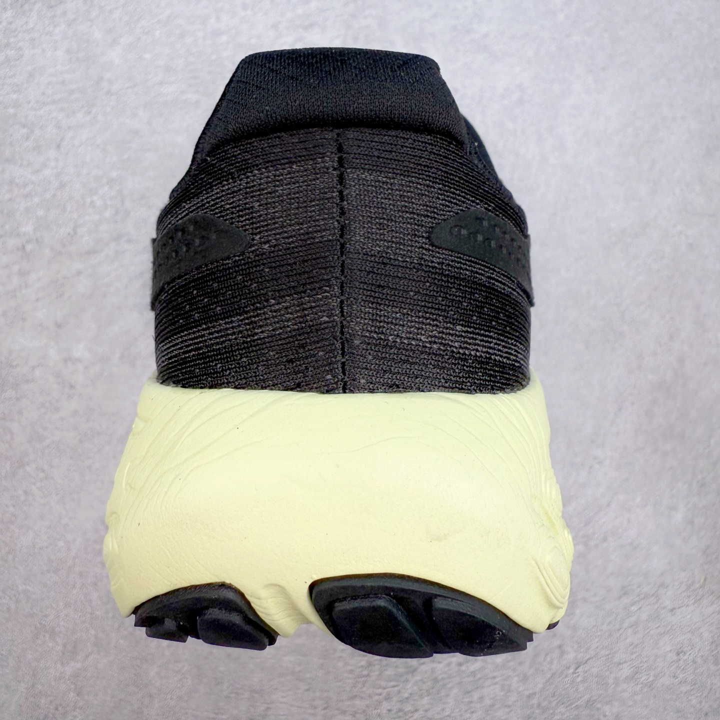 图片[8]-New Balance Fresh Foam X NB1080V13 新百伦系列低帮轻量化厚底健身休闲运动慢跑鞋 近赏｜无论是日常慢跑，还是City Walk，它都可轻松应对提起今年最流行的事情，想必在你所在的城市来一段City Walk，是很多潮男潮女都会做的吧。当时间来到十月，一年中最舒服的时光，无论是慢跑也好，还是City Walk，今天推荐的这双鞋，都可以轻松应对。那就是可以带给你久违的松弛感、治愈你柔软的需要的New Balance Fresh Foam X1080v13。作为New Balance经典跑鞋系列，1080系列可以说凝聚了品牌历来前沿科技与制造匠心。今年的v13版本可谓再度革新。在舒适体验、运动性能以及造型风格三个维度上做到了有机交融。舒适体验一直是1080跑鞋系列带给我们最大的直观感受，加上本就带有严肃跑鞋基因，在今年全新材料配方的Fresh FoamX中底泡棉上则有了不一样的缓震性能，重新定义“踩屎感”。可再生柔软针织鞋面使用可追溯的Repreve再生鞋面材料，柔软透气的鞋面提供绵密的贴合与包裹感，轻量分区橡胶大底分区外底橡胶采用新材料，改进纹路设计，增加前掌外底硬度，提升滚动反馈和传动效率。尺码：36 36.5 37 37.5 38 38.5 39.5 40 40.5 41.5 42 42.5 43 44 45-选品中心