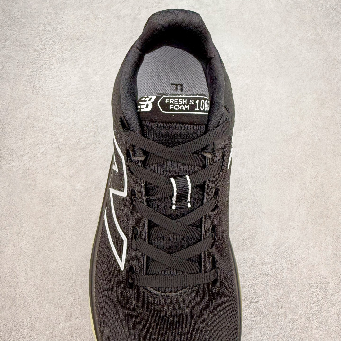 图片[5]-New Balance Fresh Foam X NB1080V13 新百伦系列低帮轻量化厚底健身休闲运动慢跑鞋 近赏｜无论是日常慢跑，还是City Walk，它都可轻松应对提起今年最流行的事情，想必在你所在的城市来一段City Walk，是很多潮男潮女都会做的吧。当时间来到十月，一年中最舒服的时光，无论是慢跑也好，还是City Walk，今天推荐的这双鞋，都可以轻松应对。那就是可以带给你久违的松弛感、治愈你柔软的需要的New Balance Fresh Foam X1080v13。作为New Balance经典跑鞋系列，1080系列可以说凝聚了品牌历来前沿科技与制造匠心。今年的v13版本可谓再度革新。在舒适体验、运动性能以及造型风格三个维度上做到了有机交融。舒适体验一直是1080跑鞋系列带给我们最大的直观感受，加上本就带有严肃跑鞋基因，在今年全新材料配方的Fresh FoamX中底泡棉上则有了不一样的缓震性能，重新定义“踩屎感”。可再生柔软针织鞋面使用可追溯的Repreve再生鞋面材料，柔软透气的鞋面提供绵密的贴合与包裹感，轻量分区橡胶大底分区外底橡胶采用新材料，改进纹路设计，增加前掌外底硬度，提升滚动反馈和传动效率。尺码：36 36.5 37 37.5 38 38.5 39.5 40 40.5 41.5 42 42.5 43 44 45-选品中心