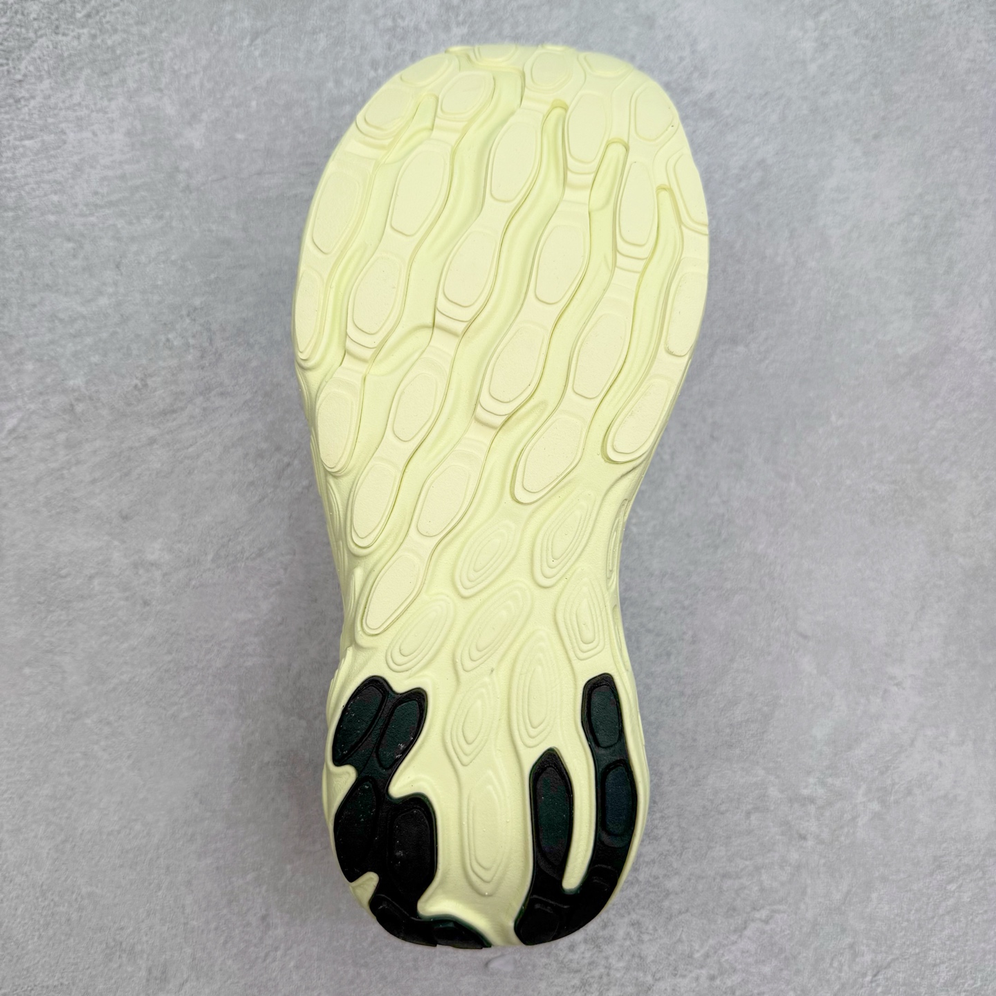 图片[9]-New Balance Fresh Foam X NB1080V13 新百伦系列低帮轻量化厚底健身休闲运动慢跑鞋 近赏｜无论是日常慢跑，还是City Walk，它都可轻松应对提起今年最流行的事情，想必在你所在的城市来一段City Walk，是很多潮男潮女都会做的吧。当时间来到十月，一年中最舒服的时光，无论是慢跑也好，还是City Walk，今天推荐的这双鞋，都可以轻松应对。那就是可以带给你久违的松弛感、治愈你柔软的需要的New Balance Fresh Foam X1080v13。作为New Balance经典跑鞋系列，1080系列可以说凝聚了品牌历来前沿科技与制造匠心。今年的v13版本可谓再度革新。在舒适体验、运动性能以及造型风格三个维度上做到了有机交融。舒适体验一直是1080跑鞋系列带给我们最大的直观感受，加上本就带有严肃跑鞋基因，在今年全新材料配方的Fresh FoamX中底泡棉上则有了不一样的缓震性能，重新定义“踩屎感”。可再生柔软针织鞋面使用可追溯的Repreve再生鞋面材料，柔软透气的鞋面提供绵密的贴合与包裹感，轻量分区橡胶大底分区外底橡胶采用新材料，改进纹路设计，增加前掌外底硬度，提升滚动反馈和传动效率。尺码：36 36.5 37 37.5 38 38.5 39.5 40 40.5 41.5 42 42.5 43 44 45-选品中心