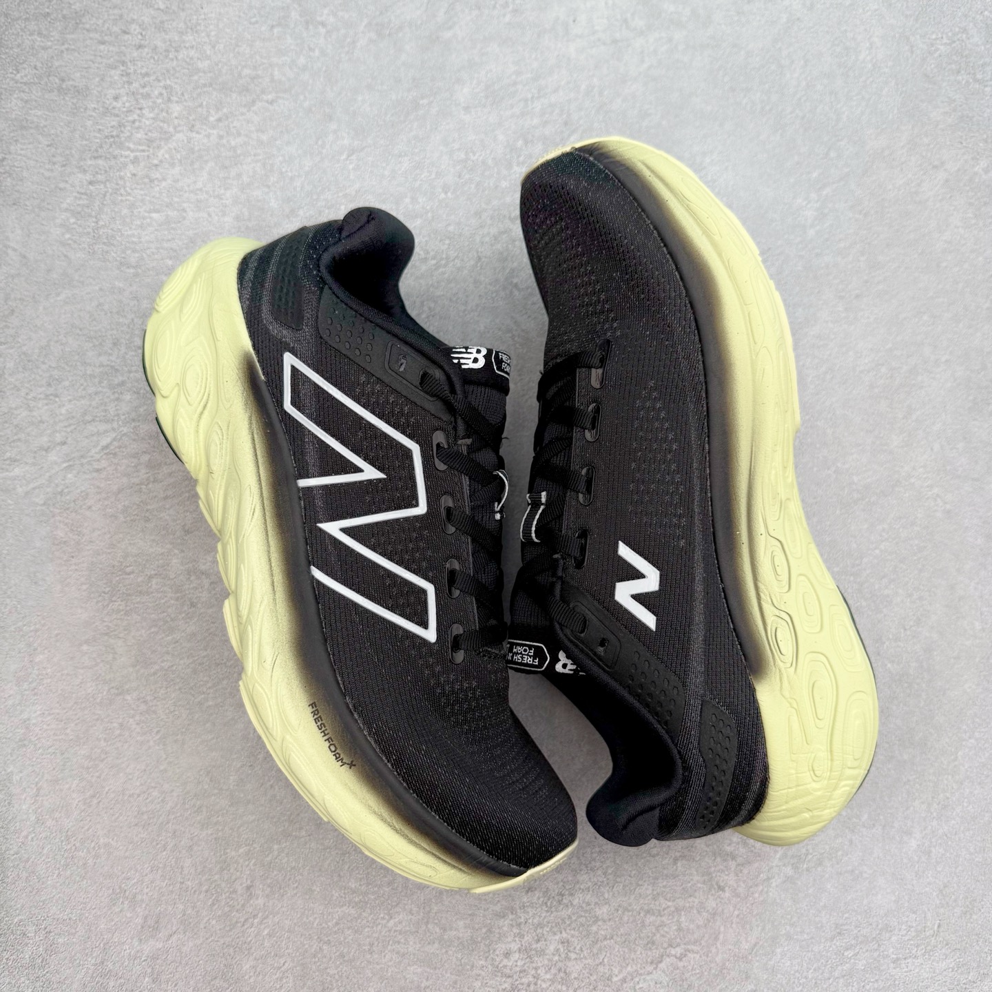 图片[3]-New Balance Fresh Foam X NB1080V13 新百伦系列低帮轻量化厚底健身休闲运动慢跑鞋 近赏｜无论是日常慢跑，还是City Walk，它都可轻松应对提起今年最流行的事情，想必在你所在的城市来一段City Walk，是很多潮男潮女都会做的吧。当时间来到十月，一年中最舒服的时光，无论是慢跑也好，还是City Walk，今天推荐的这双鞋，都可以轻松应对。那就是可以带给你久违的松弛感、治愈你柔软的需要的New Balance Fresh Foam X1080v13。作为New Balance经典跑鞋系列，1080系列可以说凝聚了品牌历来前沿科技与制造匠心。今年的v13版本可谓再度革新。在舒适体验、运动性能以及造型风格三个维度上做到了有机交融。舒适体验一直是1080跑鞋系列带给我们最大的直观感受，加上本就带有严肃跑鞋基因，在今年全新材料配方的Fresh FoamX中底泡棉上则有了不一样的缓震性能，重新定义“踩屎感”。可再生柔软针织鞋面使用可追溯的Repreve再生鞋面材料，柔软透气的鞋面提供绵密的贴合与包裹感，轻量分区橡胶大底分区外底橡胶采用新材料，改进纹路设计，增加前掌外底硬度，提升滚动反馈和传动效率。尺码：36 36.5 37 37.5 38 38.5 39.5 40 40.5 41.5 42 42.5 43 44 45-选品中心