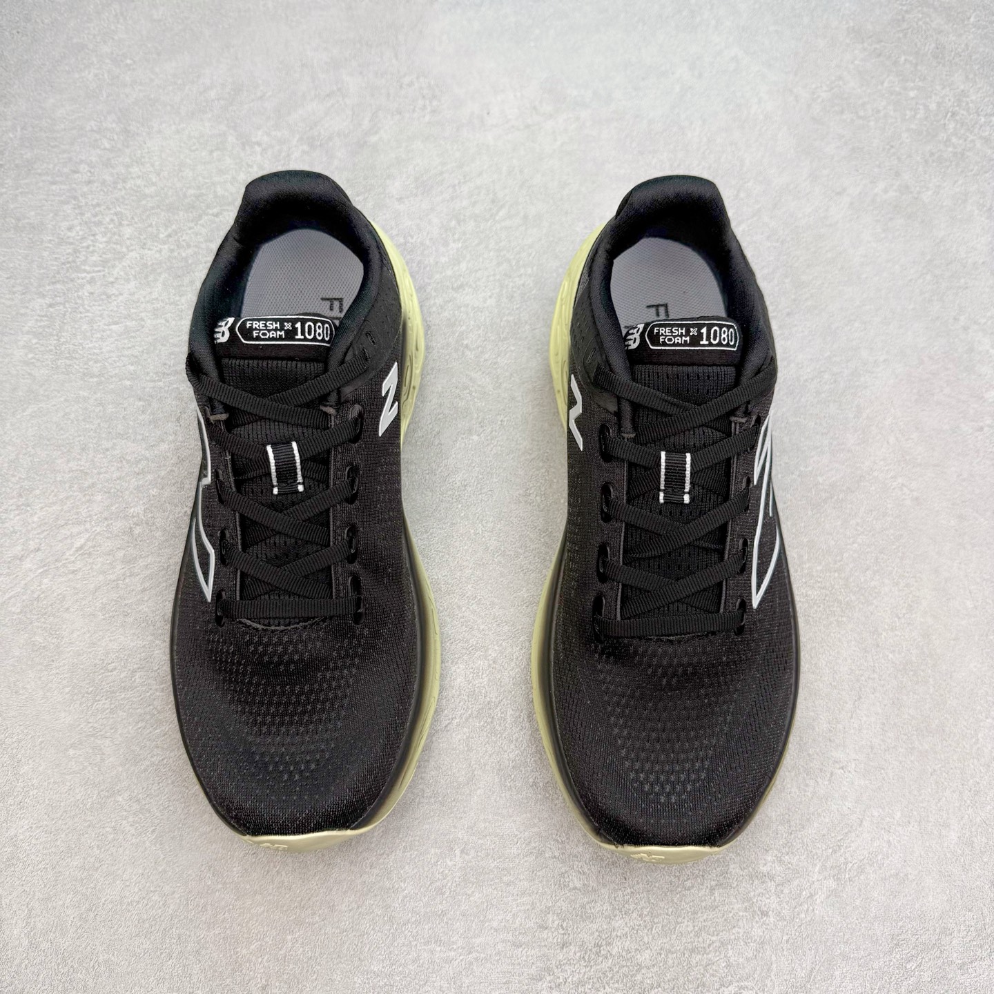 图片[2]-New Balance Fresh Foam X NB1080V13 新百伦系列低帮轻量化厚底健身休闲运动慢跑鞋 近赏｜无论是日常慢跑，还是City Walk，它都可轻松应对提起今年最流行的事情，想必在你所在的城市来一段City Walk，是很多潮男潮女都会做的吧。当时间来到十月，一年中最舒服的时光，无论是慢跑也好，还是City Walk，今天推荐的这双鞋，都可以轻松应对。那就是可以带给你久违的松弛感、治愈你柔软的需要的New Balance Fresh Foam X1080v13。作为New Balance经典跑鞋系列，1080系列可以说凝聚了品牌历来前沿科技与制造匠心。今年的v13版本可谓再度革新。在舒适体验、运动性能以及造型风格三个维度上做到了有机交融。舒适体验一直是1080跑鞋系列带给我们最大的直观感受，加上本就带有严肃跑鞋基因，在今年全新材料配方的Fresh FoamX中底泡棉上则有了不一样的缓震性能，重新定义“踩屎感”。可再生柔软针织鞋面使用可追溯的Repreve再生鞋面材料，柔软透气的鞋面提供绵密的贴合与包裹感，轻量分区橡胶大底分区外底橡胶采用新材料，改进纹路设计，增加前掌外底硬度，提升滚动反馈和传动效率。尺码：36 36.5 37 37.5 38 38.5 39.5 40 40.5 41.5 42 42.5 43 44 45-选品中心