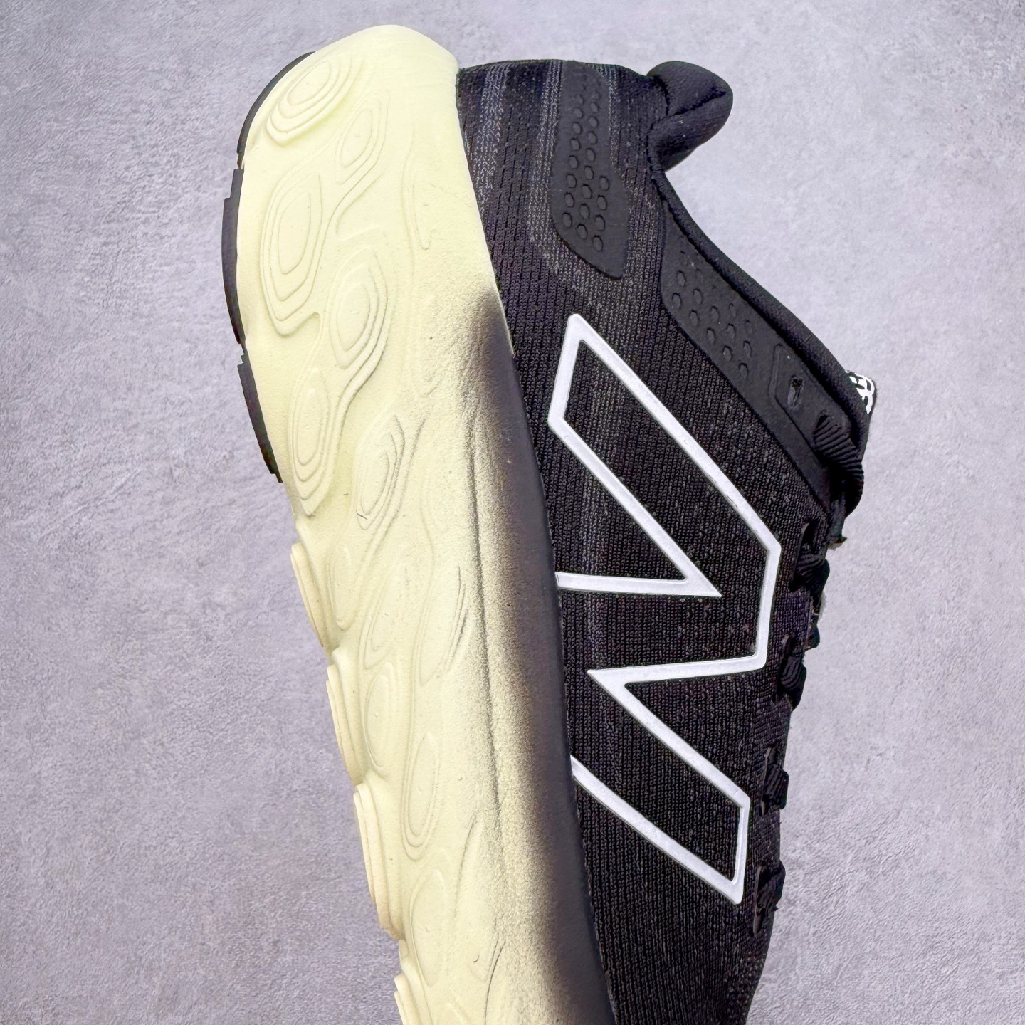 图片[6]-New Balance Fresh Foam X NB1080V13 新百伦系列低帮轻量化厚底健身休闲运动慢跑鞋 近赏｜无论是日常慢跑，还是City Walk，它都可轻松应对提起今年最流行的事情，想必在你所在的城市来一段City Walk，是很多潮男潮女都会做的吧。当时间来到十月，一年中最舒服的时光，无论是慢跑也好，还是City Walk，今天推荐的这双鞋，都可以轻松应对。那就是可以带给你久违的松弛感、治愈你柔软的需要的New Balance Fresh Foam X1080v13。作为New Balance经典跑鞋系列，1080系列可以说凝聚了品牌历来前沿科技与制造匠心。今年的v13版本可谓再度革新。在舒适体验、运动性能以及造型风格三个维度上做到了有机交融。舒适体验一直是1080跑鞋系列带给我们最大的直观感受，加上本就带有严肃跑鞋基因，在今年全新材料配方的Fresh FoamX中底泡棉上则有了不一样的缓震性能，重新定义“踩屎感”。可再生柔软针织鞋面使用可追溯的Repreve再生鞋面材料，柔软透气的鞋面提供绵密的贴合与包裹感，轻量分区橡胶大底分区外底橡胶采用新材料，改进纹路设计，增加前掌外底硬度，提升滚动反馈和传动效率。尺码：36 36.5 37 37.5 38 38.5 39.5 40 40.5 41.5 42 42.5 43 44 45-选品中心