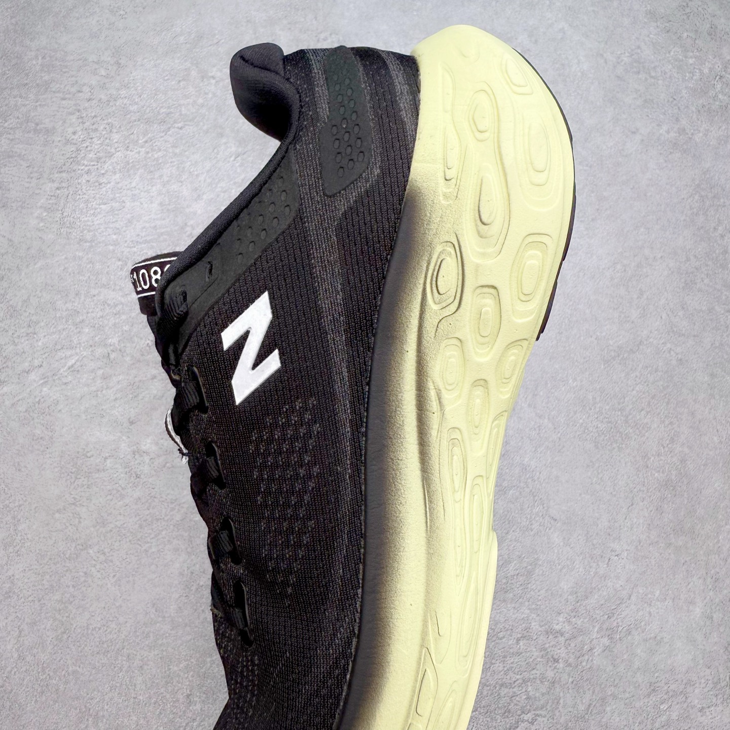 图片[7]-New Balance Fresh Foam X NB1080V13 新百伦系列低帮轻量化厚底健身休闲运动慢跑鞋 近赏｜无论是日常慢跑，还是City Walk，它都可轻松应对提起今年最流行的事情，想必在你所在的城市来一段City Walk，是很多潮男潮女都会做的吧。当时间来到十月，一年中最舒服的时光，无论是慢跑也好，还是City Walk，今天推荐的这双鞋，都可以轻松应对。那就是可以带给你久违的松弛感、治愈你柔软的需要的New Balance Fresh Foam X1080v13。作为New Balance经典跑鞋系列，1080系列可以说凝聚了品牌历来前沿科技与制造匠心。今年的v13版本可谓再度革新。在舒适体验、运动性能以及造型风格三个维度上做到了有机交融。舒适体验一直是1080跑鞋系列带给我们最大的直观感受，加上本就带有严肃跑鞋基因，在今年全新材料配方的Fresh FoamX中底泡棉上则有了不一样的缓震性能，重新定义“踩屎感”。可再生柔软针织鞋面使用可追溯的Repreve再生鞋面材料，柔软透气的鞋面提供绵密的贴合与包裹感，轻量分区橡胶大底分区外底橡胶采用新材料，改进纹路设计，增加前掌外底硬度，提升滚动反馈和传动效率。尺码：36 36.5 37 37.5 38 38.5 39.5 40 40.5 41.5 42 42.5 43 44 45-选品中心