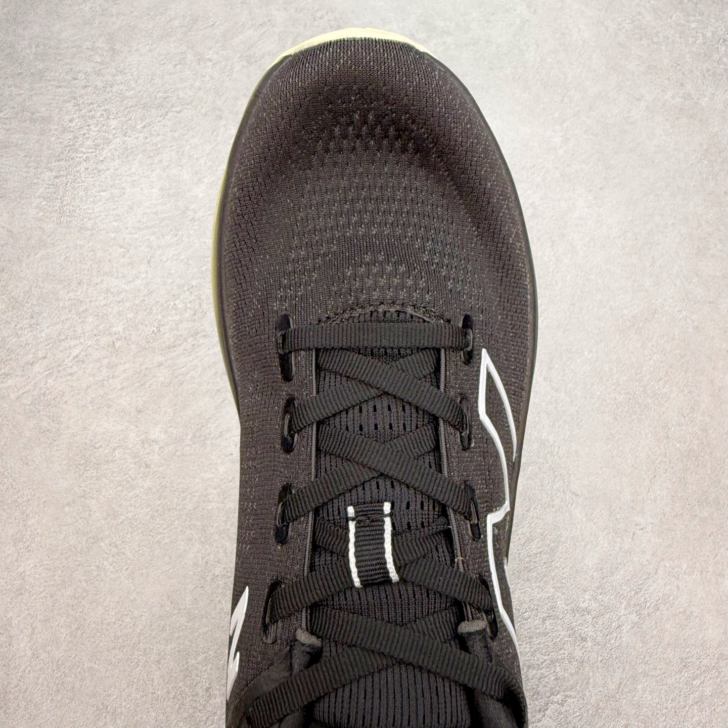 图片[4]-New Balance Fresh Foam X NB1080V13 新百伦系列低帮轻量化厚底健身休闲运动慢跑鞋 近赏｜无论是日常慢跑，还是City Walk，它都可轻松应对提起今年最流行的事情，想必在你所在的城市来一段City Walk，是很多潮男潮女都会做的吧。当时间来到十月，一年中最舒服的时光，无论是慢跑也好，还是City Walk，今天推荐的这双鞋，都可以轻松应对。那就是可以带给你久违的松弛感、治愈你柔软的需要的New Balance Fresh Foam X1080v13。作为New Balance经典跑鞋系列，1080系列可以说凝聚了品牌历来前沿科技与制造匠心。今年的v13版本可谓再度革新。在舒适体验、运动性能以及造型风格三个维度上做到了有机交融。舒适体验一直是1080跑鞋系列带给我们最大的直观感受，加上本就带有严肃跑鞋基因，在今年全新材料配方的Fresh FoamX中底泡棉上则有了不一样的缓震性能，重新定义“踩屎感”。可再生柔软针织鞋面使用可追溯的Repreve再生鞋面材料，柔软透气的鞋面提供绵密的贴合与包裹感，轻量分区橡胶大底分区外底橡胶采用新材料，改进纹路设计，增加前掌外底硬度，提升滚动反馈和传动效率。尺码：36 36.5 37 37.5 38 38.5 39.5 40 40.5 41.5 42 42.5 43 44 45-选品中心