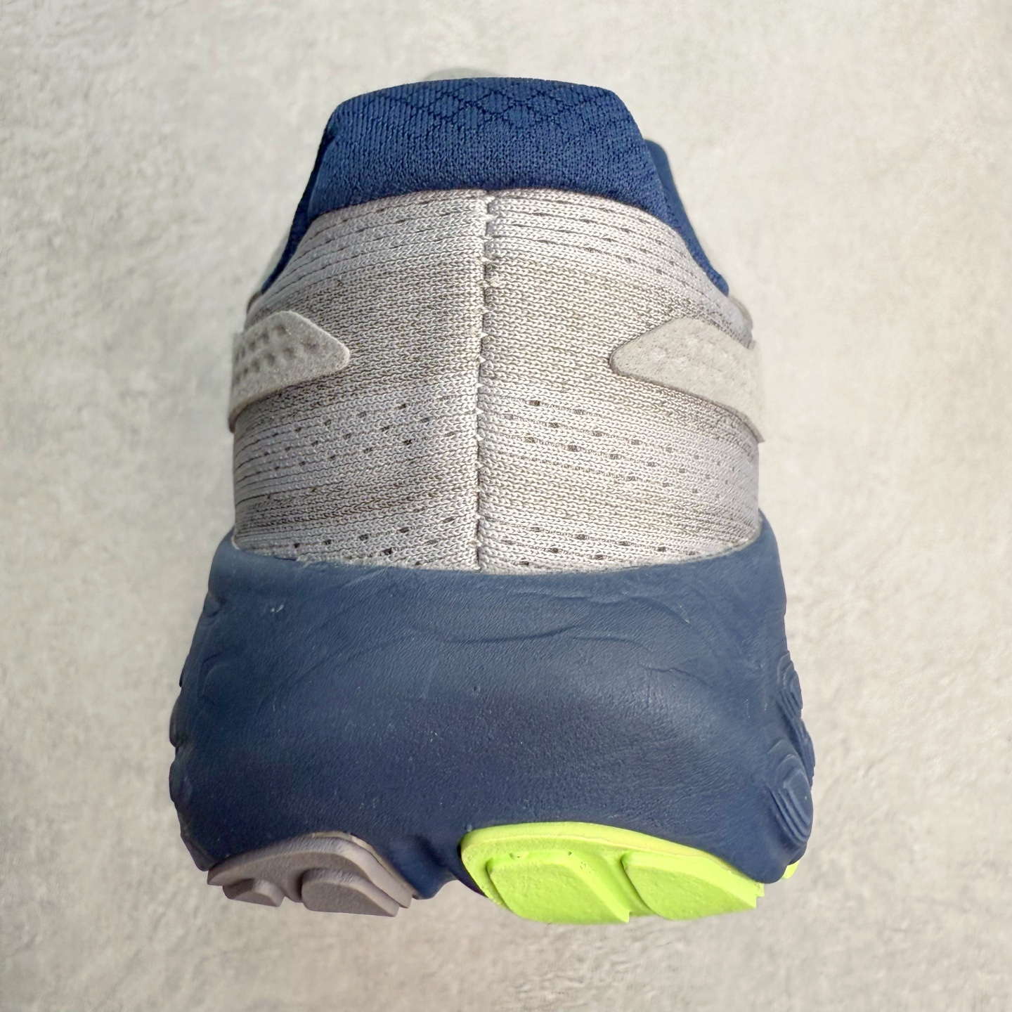 图片[8]-New Balance Fresh Foam X NB1080V13 新百伦系列低帮轻量化厚底健身休闲运动慢跑鞋 近赏｜无论是日常慢跑，还是City Walk，它都可轻松应对提起今年最流行的事情，想必在你所在的城市来一段City Walk，是很多潮男潮女都会做的吧。当时间来到十月，一年中最舒服的时光，无论是慢跑也好，还是City Walk，今天推荐的这双鞋，都可以轻松应对。那就是可以带给你久违的松弛感、治愈你柔软的需要的New Balance Fresh Foam X1080v13。作为New Balance经典跑鞋系列，1080系列可以说凝聚了品牌历来前沿科技与制造匠心。今年的v13版本可谓再度革新。在舒适体验、运动性能以及造型风格三个维度上做到了有机交融。舒适体验一直是1080跑鞋系列带给我们最大的直观感受，加上本就带有严肃跑鞋基因，在今年全新材料配方的Fresh FoamX中底泡棉上则有了不一样的缓震性能，重新定义“踩屎感”。可再生柔软针织鞋面使用可追溯的Repreve再生鞋面材料，柔软透气的鞋面提供绵密的贴合与包裹感，轻量分区橡胶大底分区外底橡胶采用新材料，改进纹路设计，增加前掌外底硬度，提升滚动反馈和传动效率。尺码：36 36.5 37 37.5 38 38.5 39.5 40 40.5 41.5 42 42.5 43 44 45-选品中心