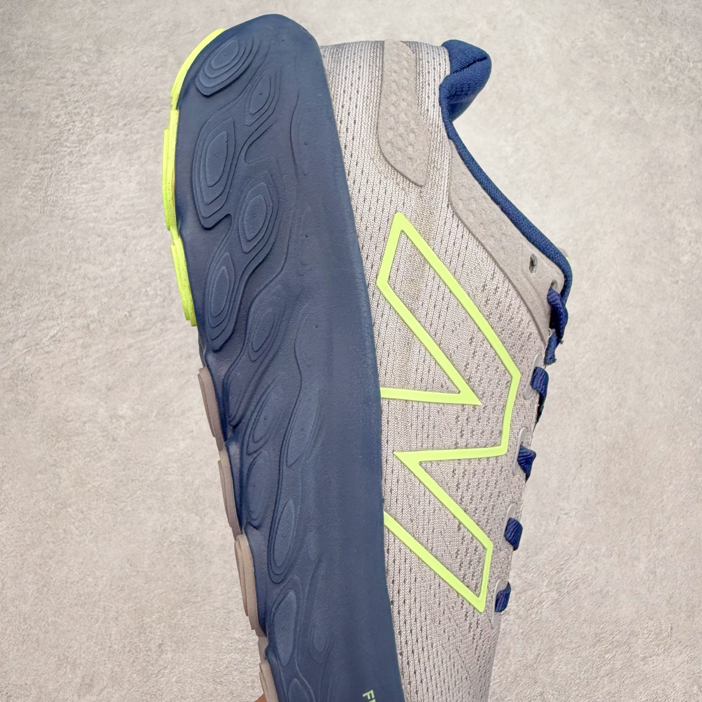 图片[6]-New Balance Fresh Foam X NB1080V13 新百伦系列低帮轻量化厚底健身休闲运动慢跑鞋 近赏｜无论是日常慢跑，还是City Walk，它都可轻松应对提起今年最流行的事情，想必在你所在的城市来一段City Walk，是很多潮男潮女都会做的吧。当时间来到十月，一年中最舒服的时光，无论是慢跑也好，还是City Walk，今天推荐的这双鞋，都可以轻松应对。那就是可以带给你久违的松弛感、治愈你柔软的需要的New Balance Fresh Foam X1080v13。作为New Balance经典跑鞋系列，1080系列可以说凝聚了品牌历来前沿科技与制造匠心。今年的v13版本可谓再度革新。在舒适体验、运动性能以及造型风格三个维度上做到了有机交融。舒适体验一直是1080跑鞋系列带给我们最大的直观感受，加上本就带有严肃跑鞋基因，在今年全新材料配方的Fresh FoamX中底泡棉上则有了不一样的缓震性能，重新定义“踩屎感”。可再生柔软针织鞋面使用可追溯的Repreve再生鞋面材料，柔软透气的鞋面提供绵密的贴合与包裹感，轻量分区橡胶大底分区外底橡胶采用新材料，改进纹路设计，增加前掌外底硬度，提升滚动反馈和传动效率。尺码：36 36.5 37 37.5 38 38.5 39.5 40 40.5 41.5 42 42.5 43 44 45-选品中心