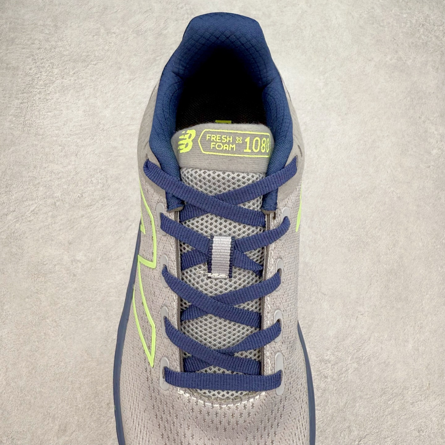 图片[5]-New Balance Fresh Foam X NB1080V13 新百伦系列低帮轻量化厚底健身休闲运动慢跑鞋 近赏｜无论是日常慢跑，还是City Walk，它都可轻松应对提起今年最流行的事情，想必在你所在的城市来一段City Walk，是很多潮男潮女都会做的吧。当时间来到十月，一年中最舒服的时光，无论是慢跑也好，还是City Walk，今天推荐的这双鞋，都可以轻松应对。那就是可以带给你久违的松弛感、治愈你柔软的需要的New Balance Fresh Foam X1080v13。作为New Balance经典跑鞋系列，1080系列可以说凝聚了品牌历来前沿科技与制造匠心。今年的v13版本可谓再度革新。在舒适体验、运动性能以及造型风格三个维度上做到了有机交融。舒适体验一直是1080跑鞋系列带给我们最大的直观感受，加上本就带有严肃跑鞋基因，在今年全新材料配方的Fresh FoamX中底泡棉上则有了不一样的缓震性能，重新定义“踩屎感”。可再生柔软针织鞋面使用可追溯的Repreve再生鞋面材料，柔软透气的鞋面提供绵密的贴合与包裹感，轻量分区橡胶大底分区外底橡胶采用新材料，改进纹路设计，增加前掌外底硬度，提升滚动反馈和传动效率。尺码：36 36.5 37 37.5 38 38.5 39.5 40 40.5 41.5 42 42.5 43 44 45-选品中心