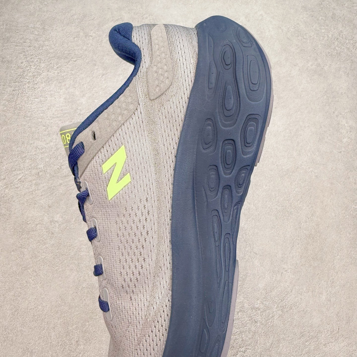 图片[7]-New Balance Fresh Foam X NB1080V13 新百伦系列低帮轻量化厚底健身休闲运动慢跑鞋 近赏｜无论是日常慢跑，还是City Walk，它都可轻松应对提起今年最流行的事情，想必在你所在的城市来一段City Walk，是很多潮男潮女都会做的吧。当时间来到十月，一年中最舒服的时光，无论是慢跑也好，还是City Walk，今天推荐的这双鞋，都可以轻松应对。那就是可以带给你久违的松弛感、治愈你柔软的需要的New Balance Fresh Foam X1080v13。作为New Balance经典跑鞋系列，1080系列可以说凝聚了品牌历来前沿科技与制造匠心。今年的v13版本可谓再度革新。在舒适体验、运动性能以及造型风格三个维度上做到了有机交融。舒适体验一直是1080跑鞋系列带给我们最大的直观感受，加上本就带有严肃跑鞋基因，在今年全新材料配方的Fresh FoamX中底泡棉上则有了不一样的缓震性能，重新定义“踩屎感”。可再生柔软针织鞋面使用可追溯的Repreve再生鞋面材料，柔软透气的鞋面提供绵密的贴合与包裹感，轻量分区橡胶大底分区外底橡胶采用新材料，改进纹路设计，增加前掌外底硬度，提升滚动反馈和传动效率。尺码：36 36.5 37 37.5 38 38.5 39.5 40 40.5 41.5 42 42.5 43 44 45-选品中心