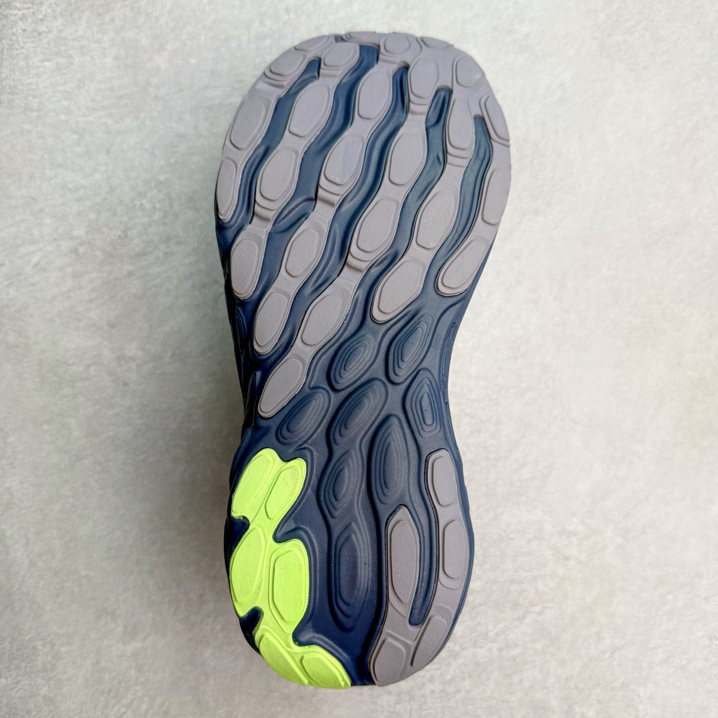 图片[9]-New Balance Fresh Foam X NB1080V13 新百伦系列低帮轻量化厚底健身休闲运动慢跑鞋 近赏｜无论是日常慢跑，还是City Walk，它都可轻松应对提起今年最流行的事情，想必在你所在的城市来一段City Walk，是很多潮男潮女都会做的吧。当时间来到十月，一年中最舒服的时光，无论是慢跑也好，还是City Walk，今天推荐的这双鞋，都可以轻松应对。那就是可以带给你久违的松弛感、治愈你柔软的需要的New Balance Fresh Foam X1080v13。作为New Balance经典跑鞋系列，1080系列可以说凝聚了品牌历来前沿科技与制造匠心。今年的v13版本可谓再度革新。在舒适体验、运动性能以及造型风格三个维度上做到了有机交融。舒适体验一直是1080跑鞋系列带给我们最大的直观感受，加上本就带有严肃跑鞋基因，在今年全新材料配方的Fresh FoamX中底泡棉上则有了不一样的缓震性能，重新定义“踩屎感”。可再生柔软针织鞋面使用可追溯的Repreve再生鞋面材料，柔软透气的鞋面提供绵密的贴合与包裹感，轻量分区橡胶大底分区外底橡胶采用新材料，改进纹路设计，增加前掌外底硬度，提升滚动反馈和传动效率。尺码：36 36.5 37 37.5 38 38.5 39.5 40 40.5 41.5 42 42.5 43 44 45-选品中心