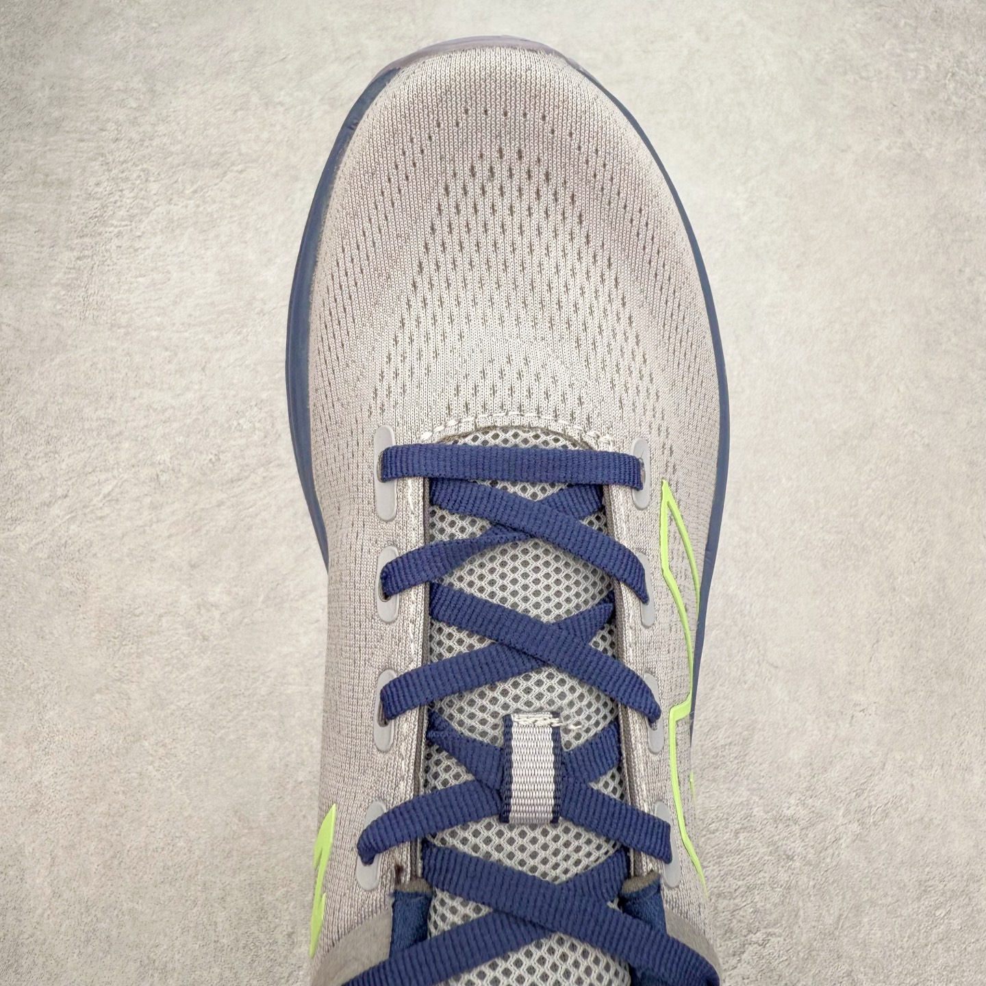 图片[4]-New Balance Fresh Foam X NB1080V13 新百伦系列低帮轻量化厚底健身休闲运动慢跑鞋 近赏｜无论是日常慢跑，还是City Walk，它都可轻松应对提起今年最流行的事情，想必在你所在的城市来一段City Walk，是很多潮男潮女都会做的吧。当时间来到十月，一年中最舒服的时光，无论是慢跑也好，还是City Walk，今天推荐的这双鞋，都可以轻松应对。那就是可以带给你久违的松弛感、治愈你柔软的需要的New Balance Fresh Foam X1080v13。作为New Balance经典跑鞋系列，1080系列可以说凝聚了品牌历来前沿科技与制造匠心。今年的v13版本可谓再度革新。在舒适体验、运动性能以及造型风格三个维度上做到了有机交融。舒适体验一直是1080跑鞋系列带给我们最大的直观感受，加上本就带有严肃跑鞋基因，在今年全新材料配方的Fresh FoamX中底泡棉上则有了不一样的缓震性能，重新定义“踩屎感”。可再生柔软针织鞋面使用可追溯的Repreve再生鞋面材料，柔软透气的鞋面提供绵密的贴合与包裹感，轻量分区橡胶大底分区外底橡胶采用新材料，改进纹路设计，增加前掌外底硬度，提升滚动反馈和传动效率。尺码：36 36.5 37 37.5 38 38.5 39.5 40 40.5 41.5 42 42.5 43 44 45-选品中心