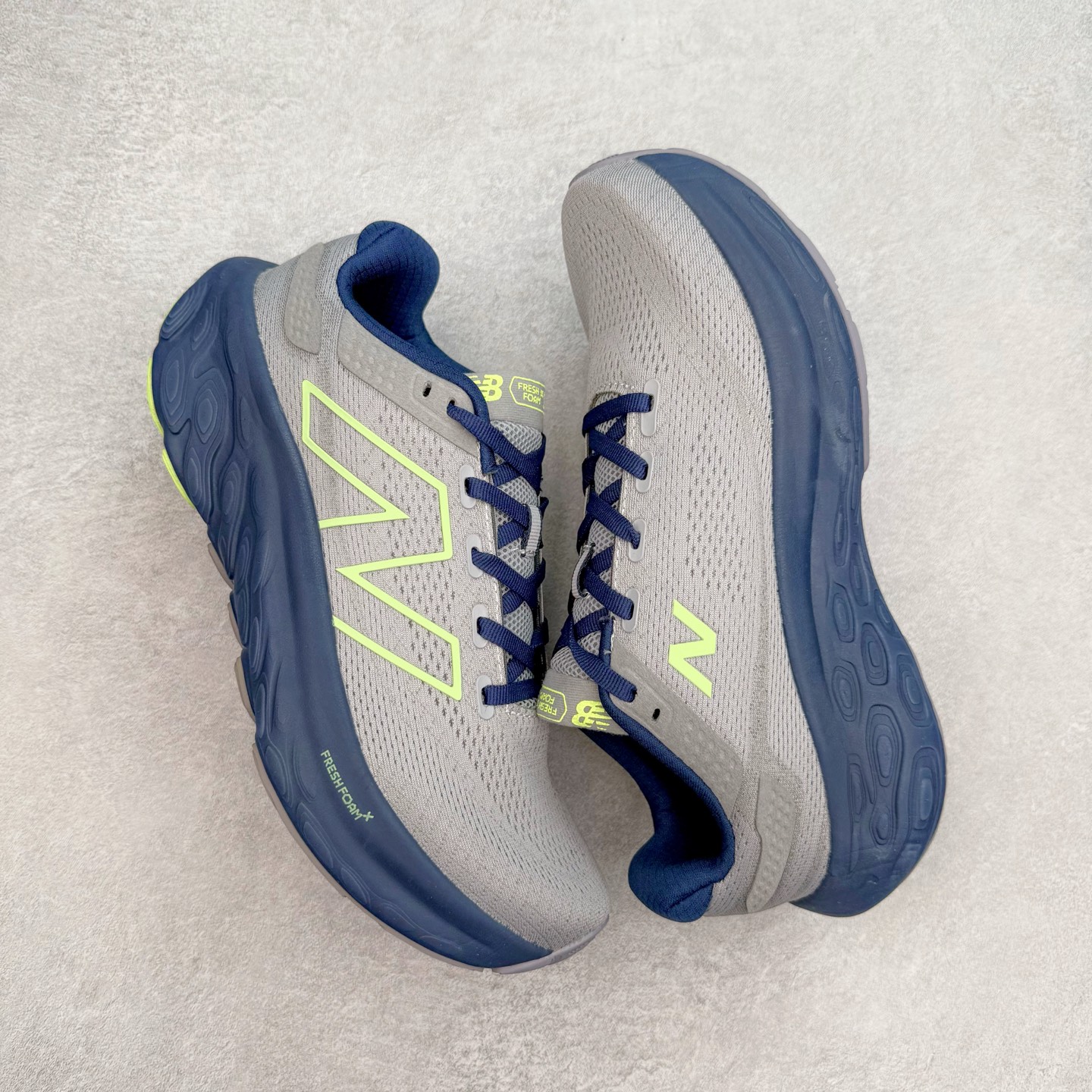 图片[3]-New Balance Fresh Foam X NB1080V13 新百伦系列低帮轻量化厚底健身休闲运动慢跑鞋 近赏｜无论是日常慢跑，还是City Walk，它都可轻松应对提起今年最流行的事情，想必在你所在的城市来一段City Walk，是很多潮男潮女都会做的吧。当时间来到十月，一年中最舒服的时光，无论是慢跑也好，还是City Walk，今天推荐的这双鞋，都可以轻松应对。那就是可以带给你久违的松弛感、治愈你柔软的需要的New Balance Fresh Foam X1080v13。作为New Balance经典跑鞋系列，1080系列可以说凝聚了品牌历来前沿科技与制造匠心。今年的v13版本可谓再度革新。在舒适体验、运动性能以及造型风格三个维度上做到了有机交融。舒适体验一直是1080跑鞋系列带给我们最大的直观感受，加上本就带有严肃跑鞋基因，在今年全新材料配方的Fresh FoamX中底泡棉上则有了不一样的缓震性能，重新定义“踩屎感”。可再生柔软针织鞋面使用可追溯的Repreve再生鞋面材料，柔软透气的鞋面提供绵密的贴合与包裹感，轻量分区橡胶大底分区外底橡胶采用新材料，改进纹路设计，增加前掌外底硬度，提升滚动反馈和传动效率。尺码：36 36.5 37 37.5 38 38.5 39.5 40 40.5 41.5 42 42.5 43 44 45-选品中心