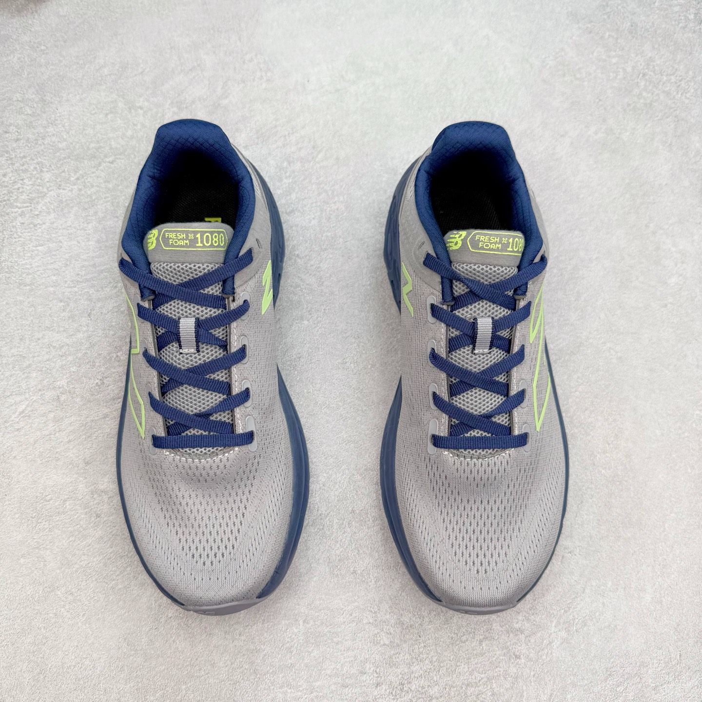 图片[2]-New Balance Fresh Foam X NB1080V13 新百伦系列低帮轻量化厚底健身休闲运动慢跑鞋 近赏｜无论是日常慢跑，还是City Walk，它都可轻松应对提起今年最流行的事情，想必在你所在的城市来一段City Walk，是很多潮男潮女都会做的吧。当时间来到十月，一年中最舒服的时光，无论是慢跑也好，还是City Walk，今天推荐的这双鞋，都可以轻松应对。那就是可以带给你久违的松弛感、治愈你柔软的需要的New Balance Fresh Foam X1080v13。作为New Balance经典跑鞋系列，1080系列可以说凝聚了品牌历来前沿科技与制造匠心。今年的v13版本可谓再度革新。在舒适体验、运动性能以及造型风格三个维度上做到了有机交融。舒适体验一直是1080跑鞋系列带给我们最大的直观感受，加上本就带有严肃跑鞋基因，在今年全新材料配方的Fresh FoamX中底泡棉上则有了不一样的缓震性能，重新定义“踩屎感”。可再生柔软针织鞋面使用可追溯的Repreve再生鞋面材料，柔软透气的鞋面提供绵密的贴合与包裹感，轻量分区橡胶大底分区外底橡胶采用新材料，改进纹路设计，增加前掌外底硬度，提升滚动反馈和传动效率。尺码：36 36.5 37 37.5 38 38.5 39.5 40 40.5 41.5 42 42.5 43 44 45-选品中心